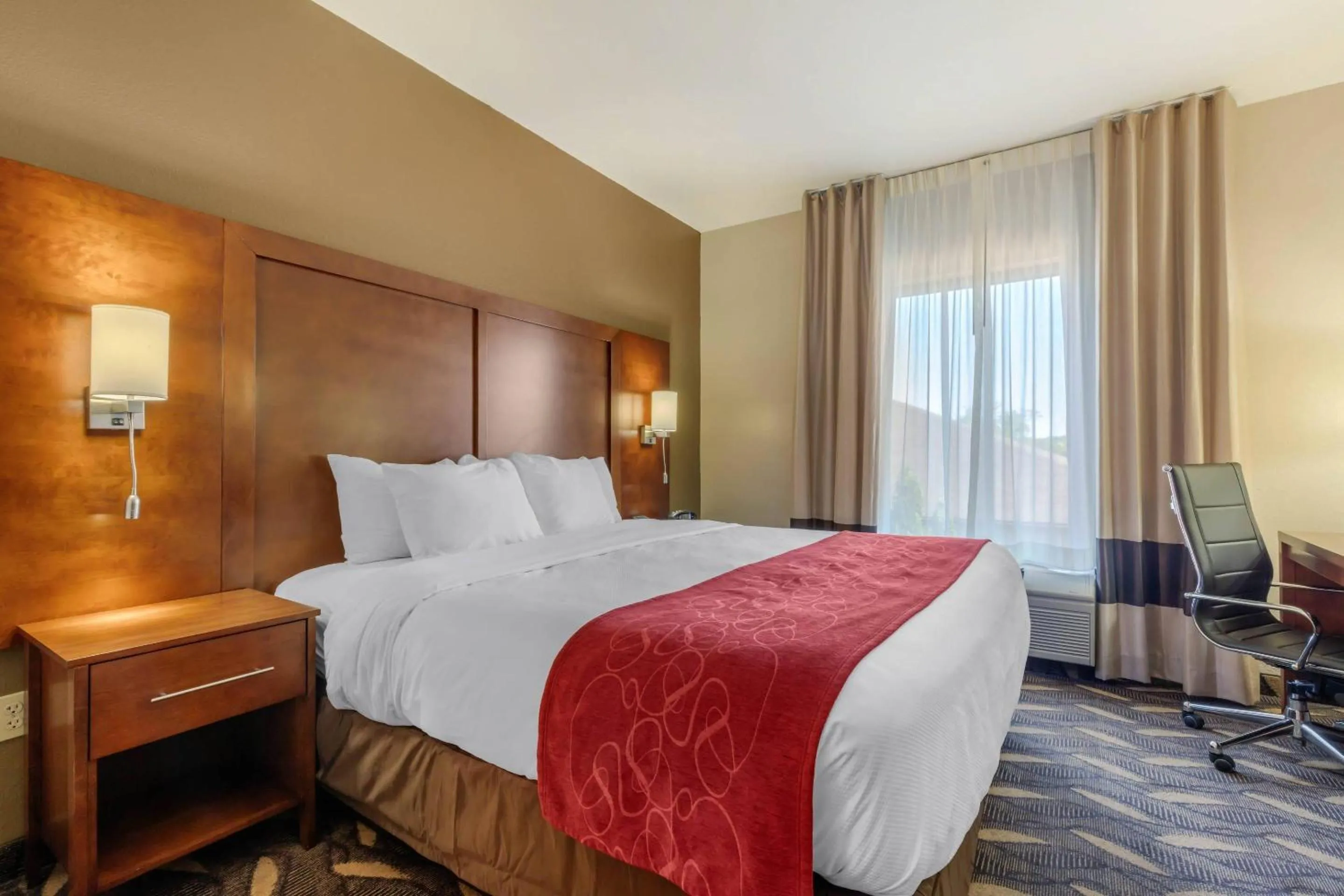 Bedroom, Bed in Comfort Suites