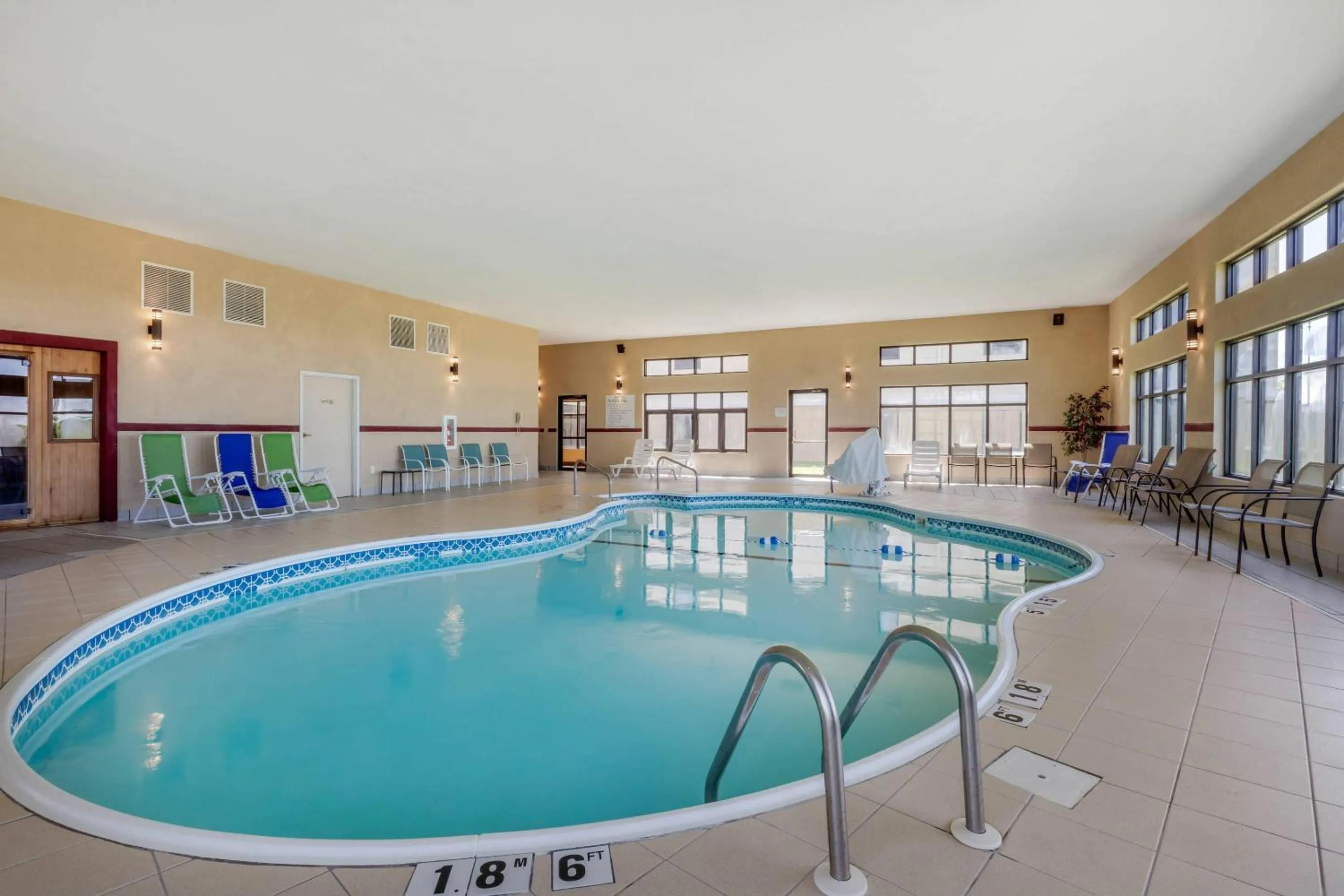 Swimming pool in Comfort Suites