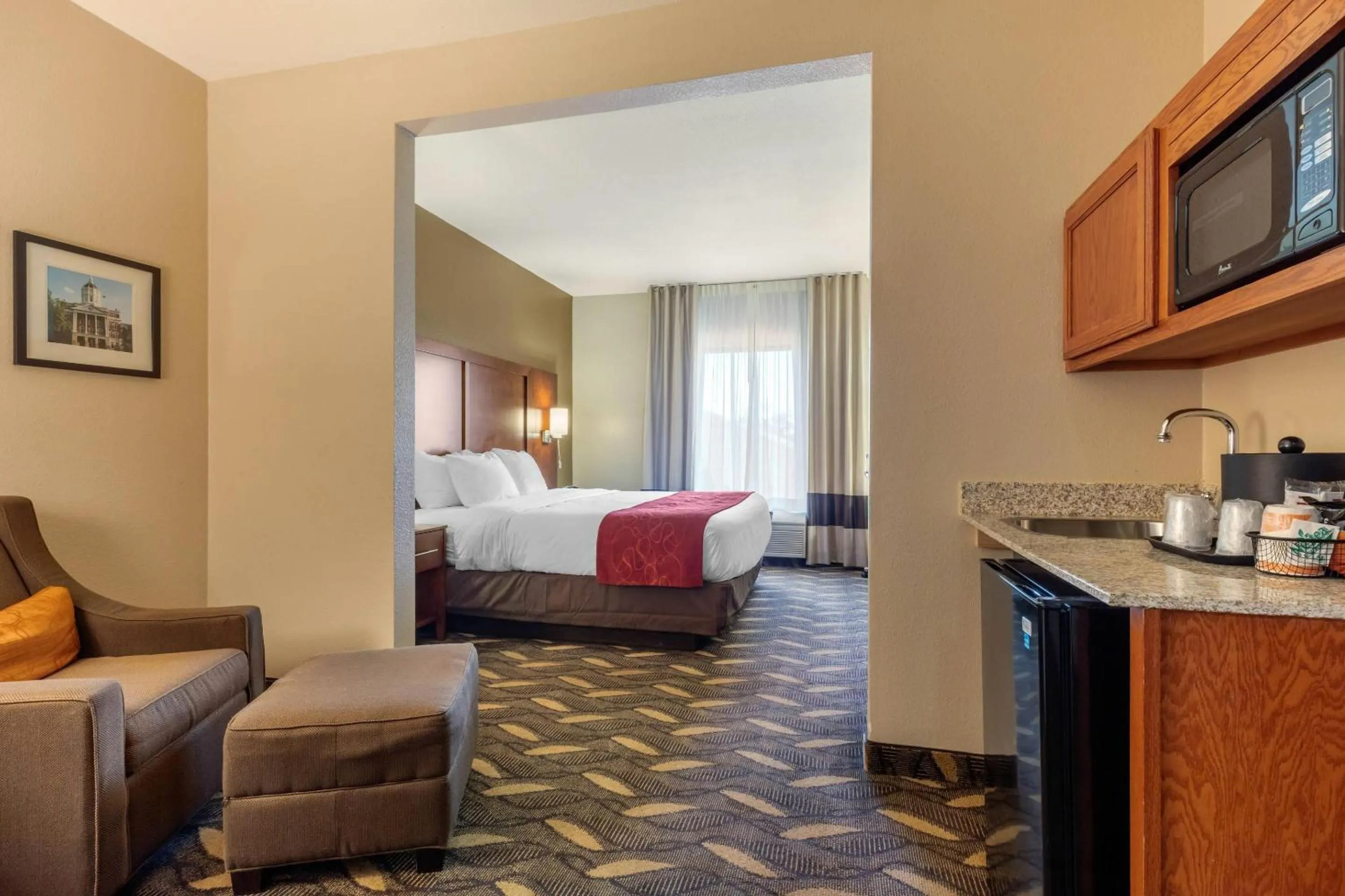 Bedroom, Bed in Comfort Suites