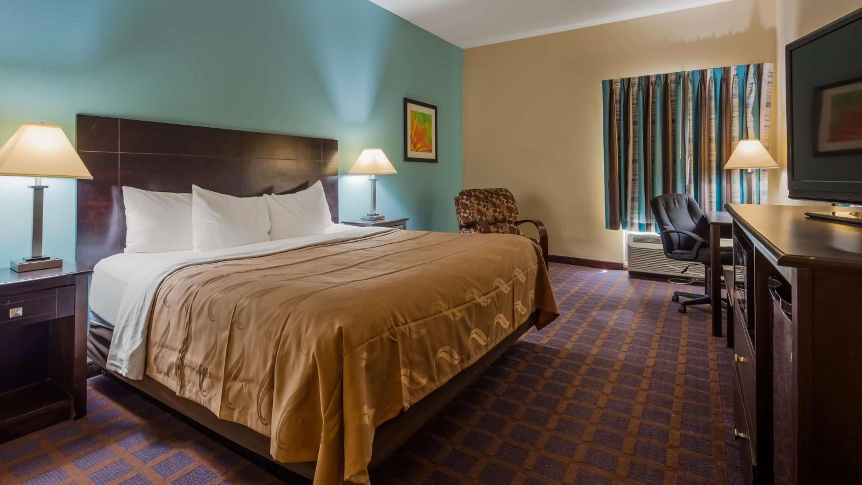 Photo of the whole room, Bed in Red Lion Inn & Suites Blue Springs