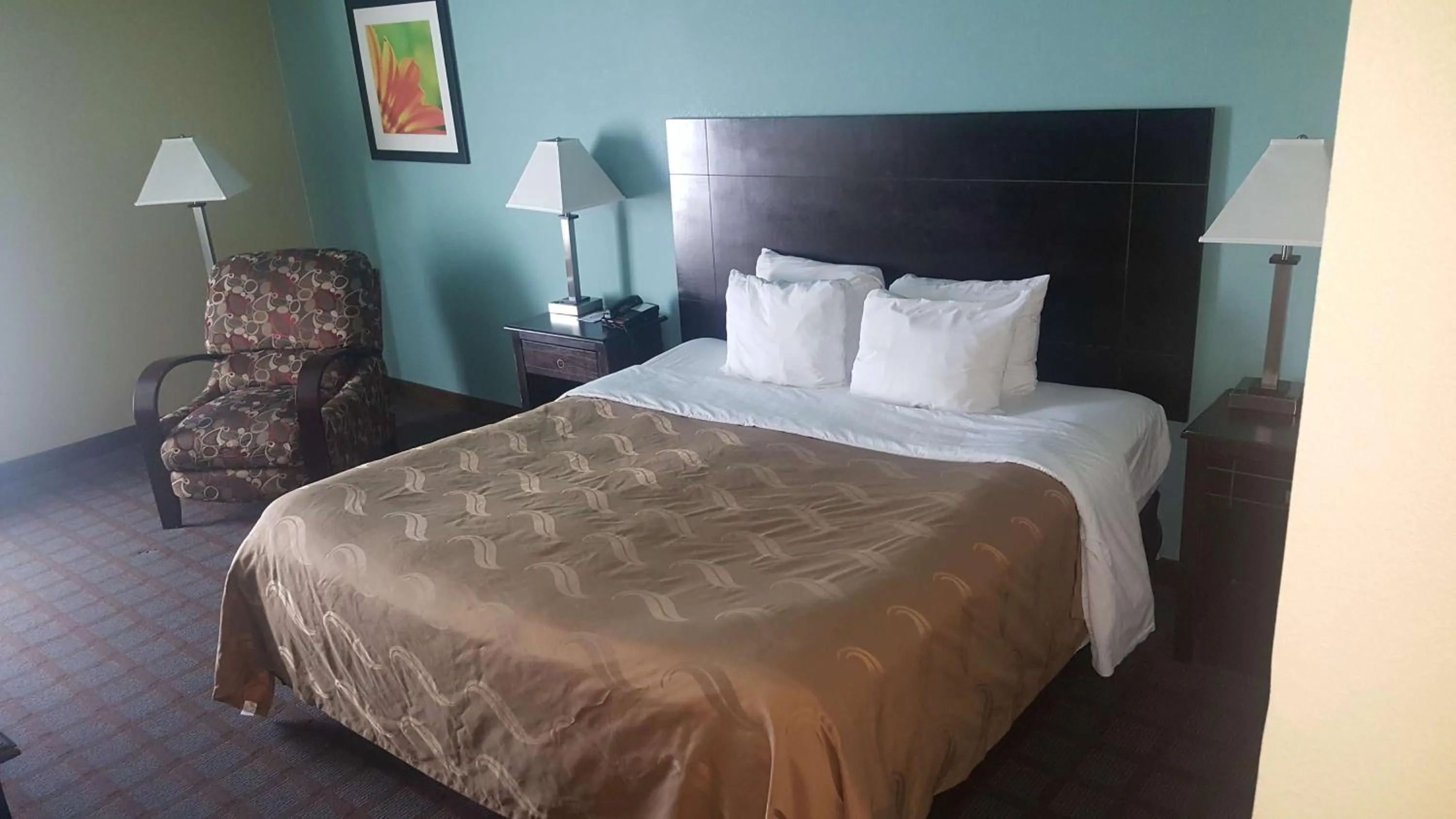 Photo of the whole room, Bed in Red Lion Inn & Suites Blue Springs