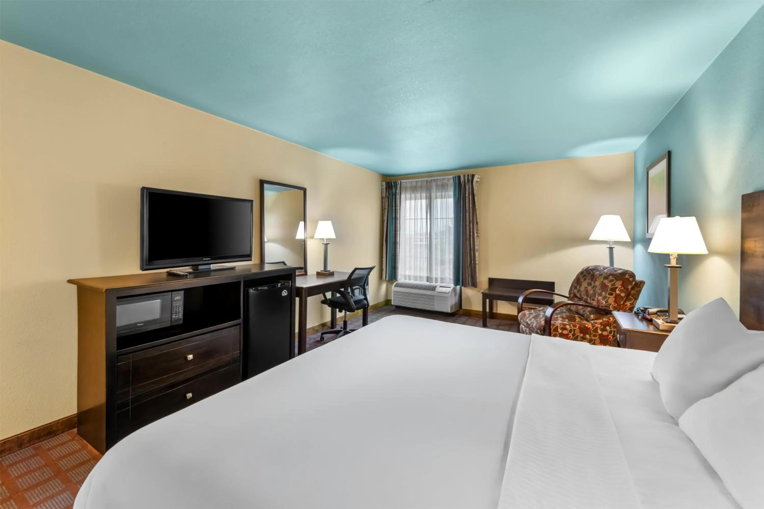 Bedroom, Bed in Red Lion Inn & Suites Blue Springs