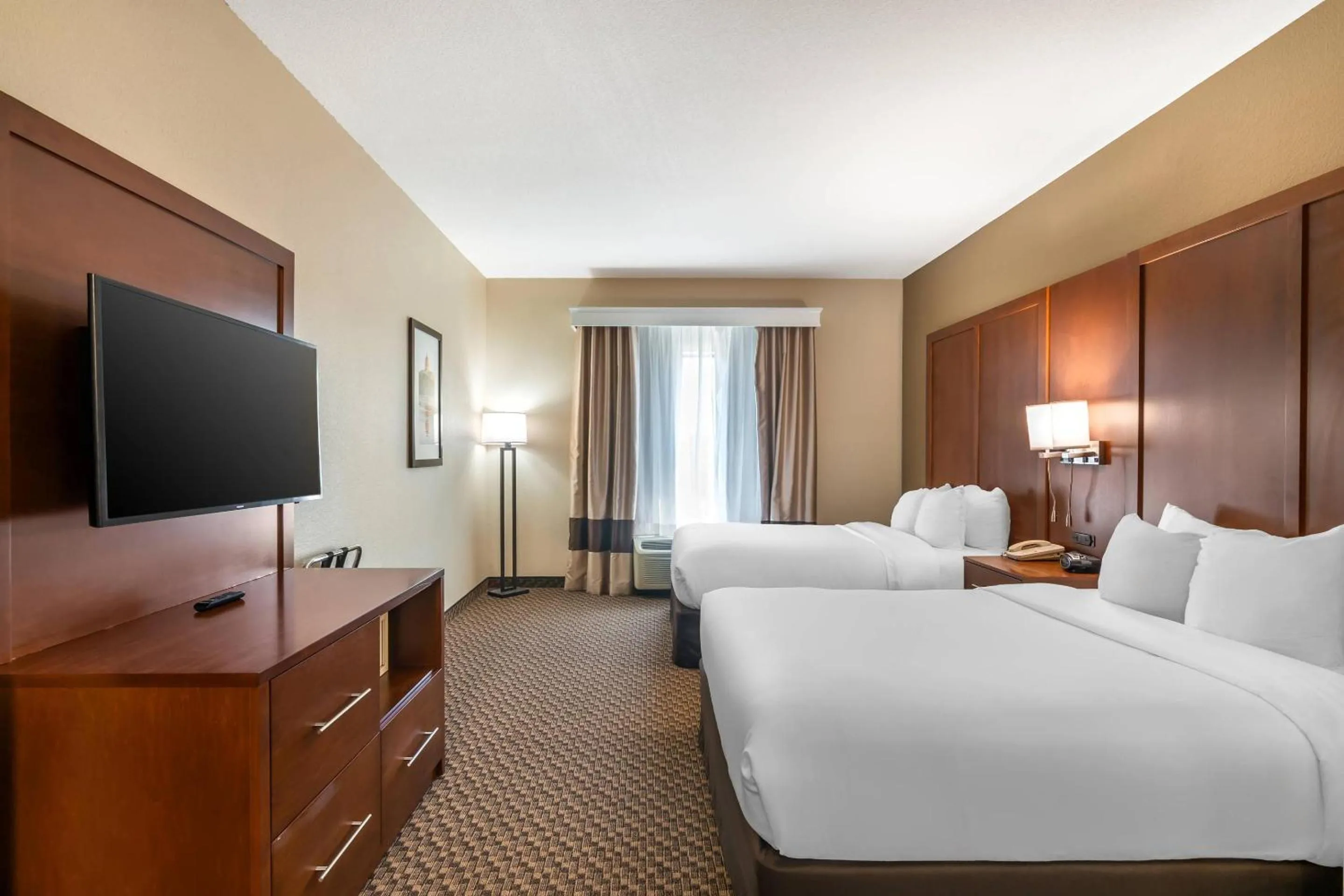 Bedroom, Bed in Comfort Suites - Jefferson City