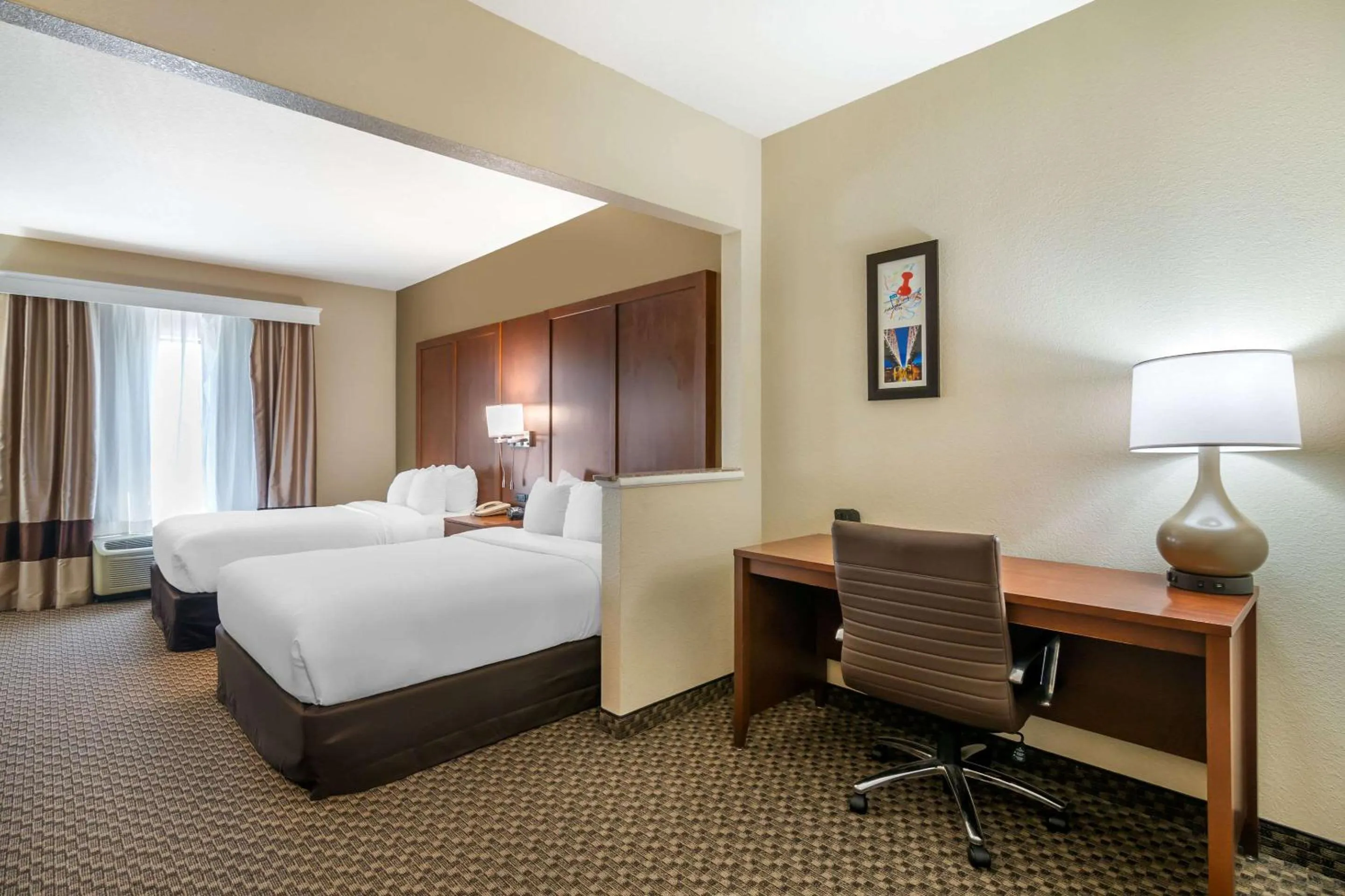 Bedroom, Bed in Comfort Suites - Jefferson City