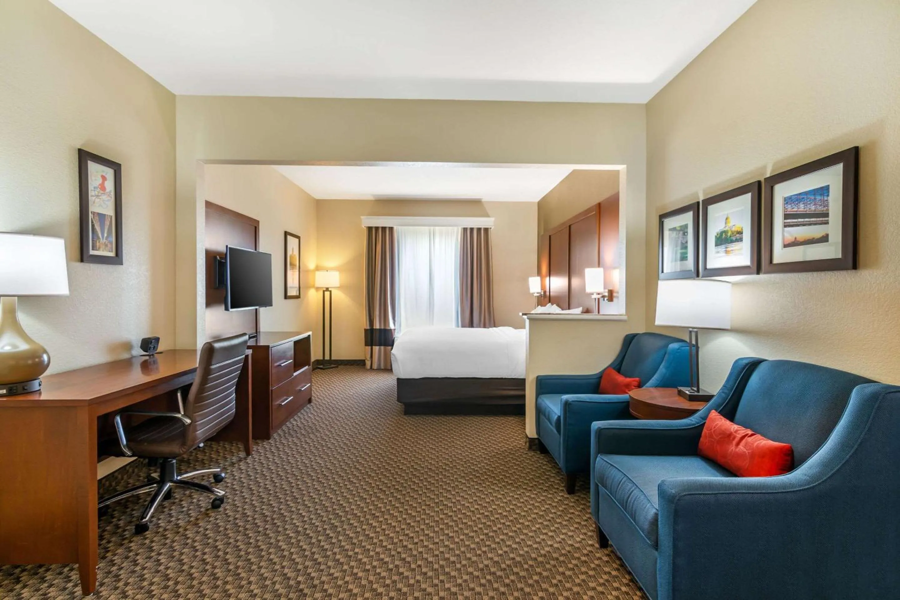 Bedroom, Bed in Comfort Suites - Jefferson City