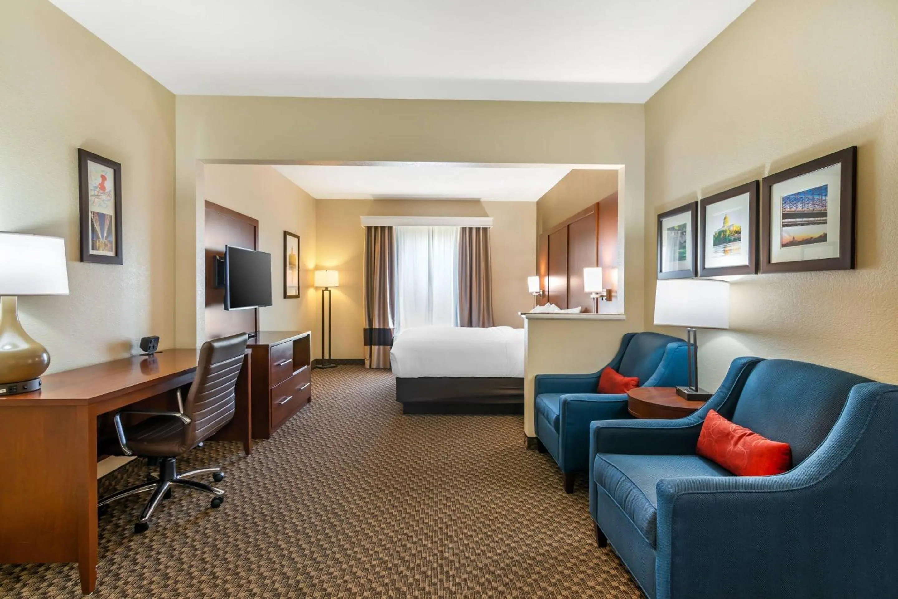 Bedroom, Bed in Comfort Suites - Jefferson City