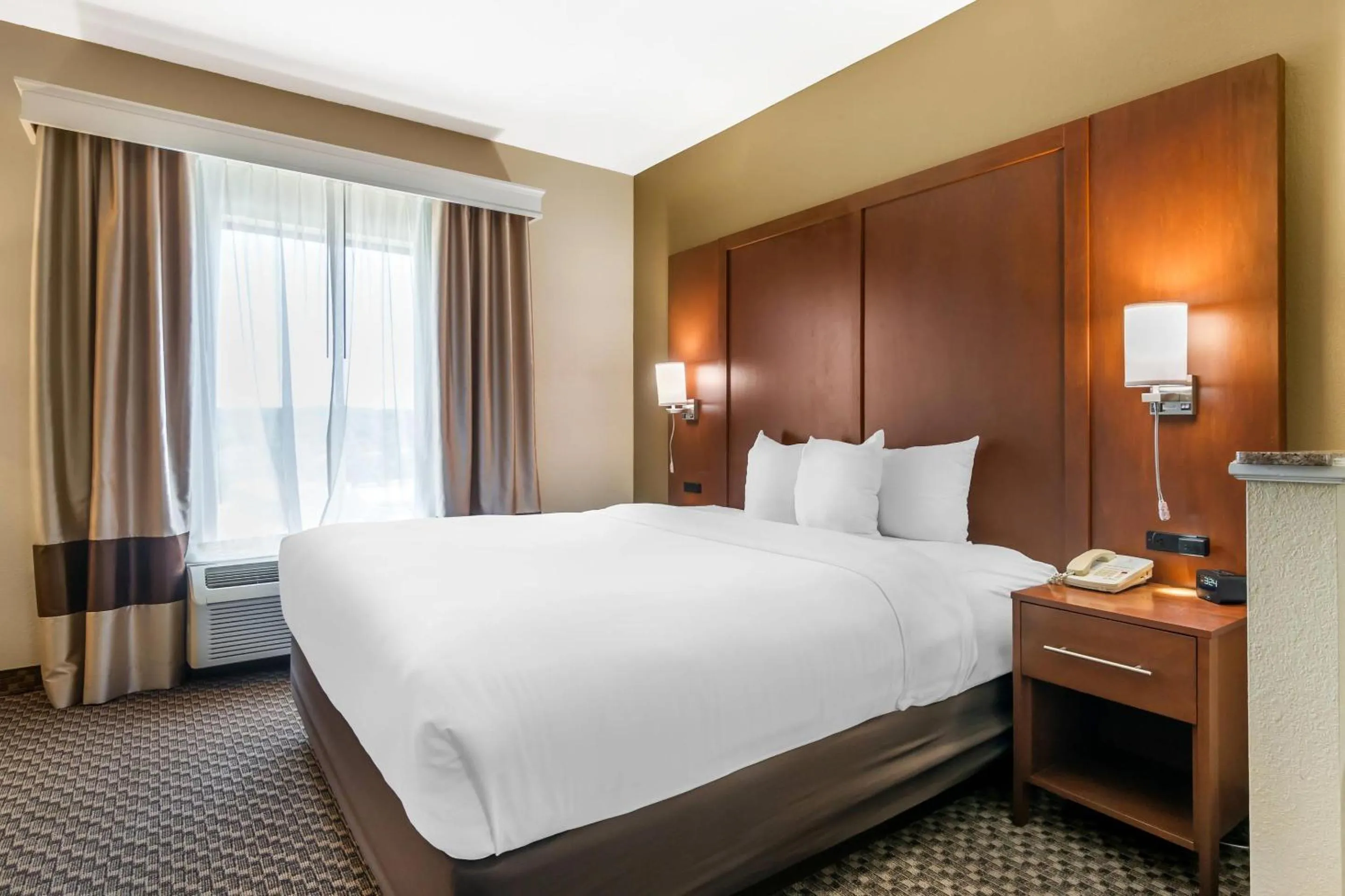 Bedroom, Bed in Comfort Suites - Jefferson City