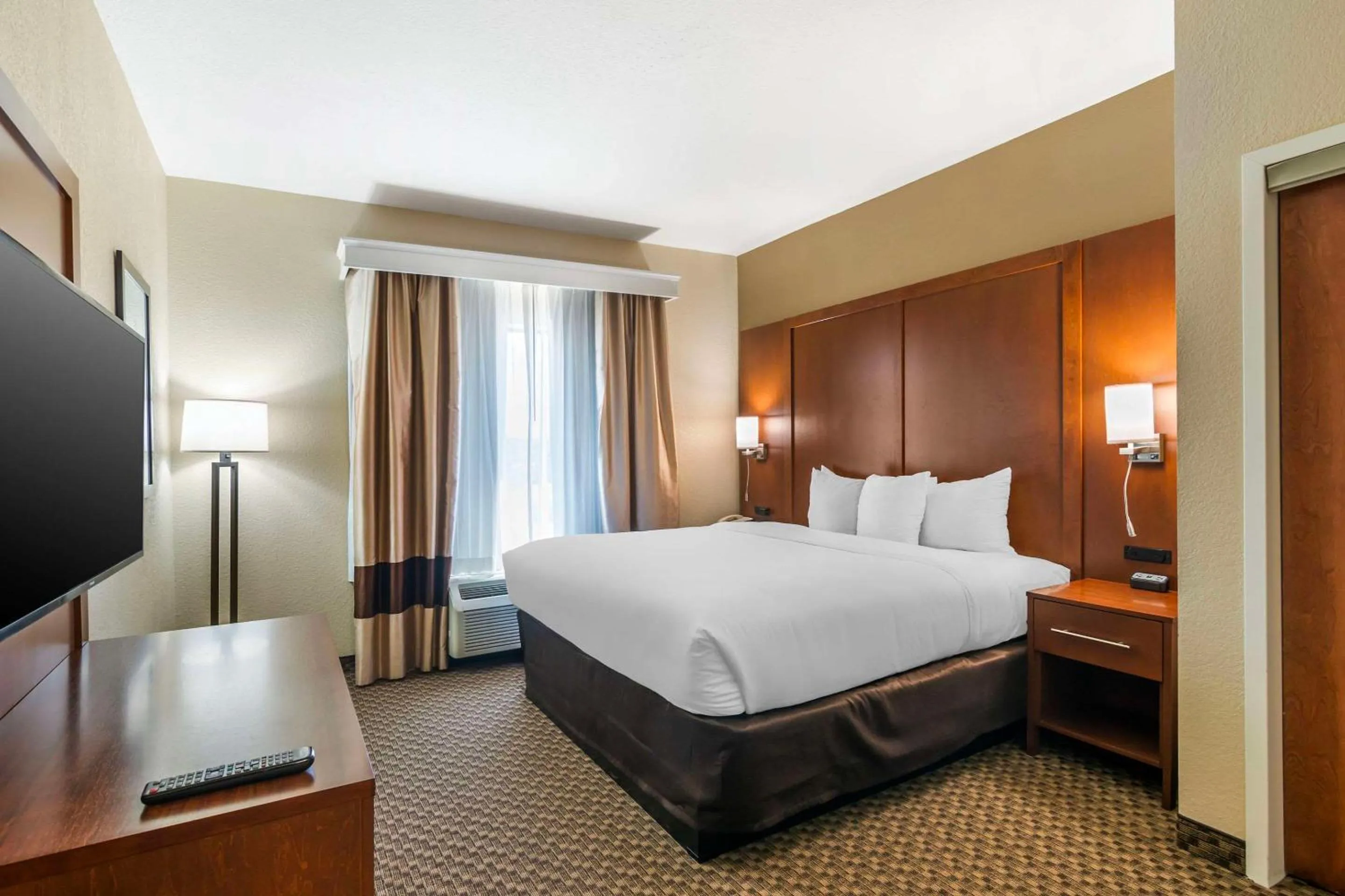 Bedroom, Bed in Comfort Suites - Jefferson City