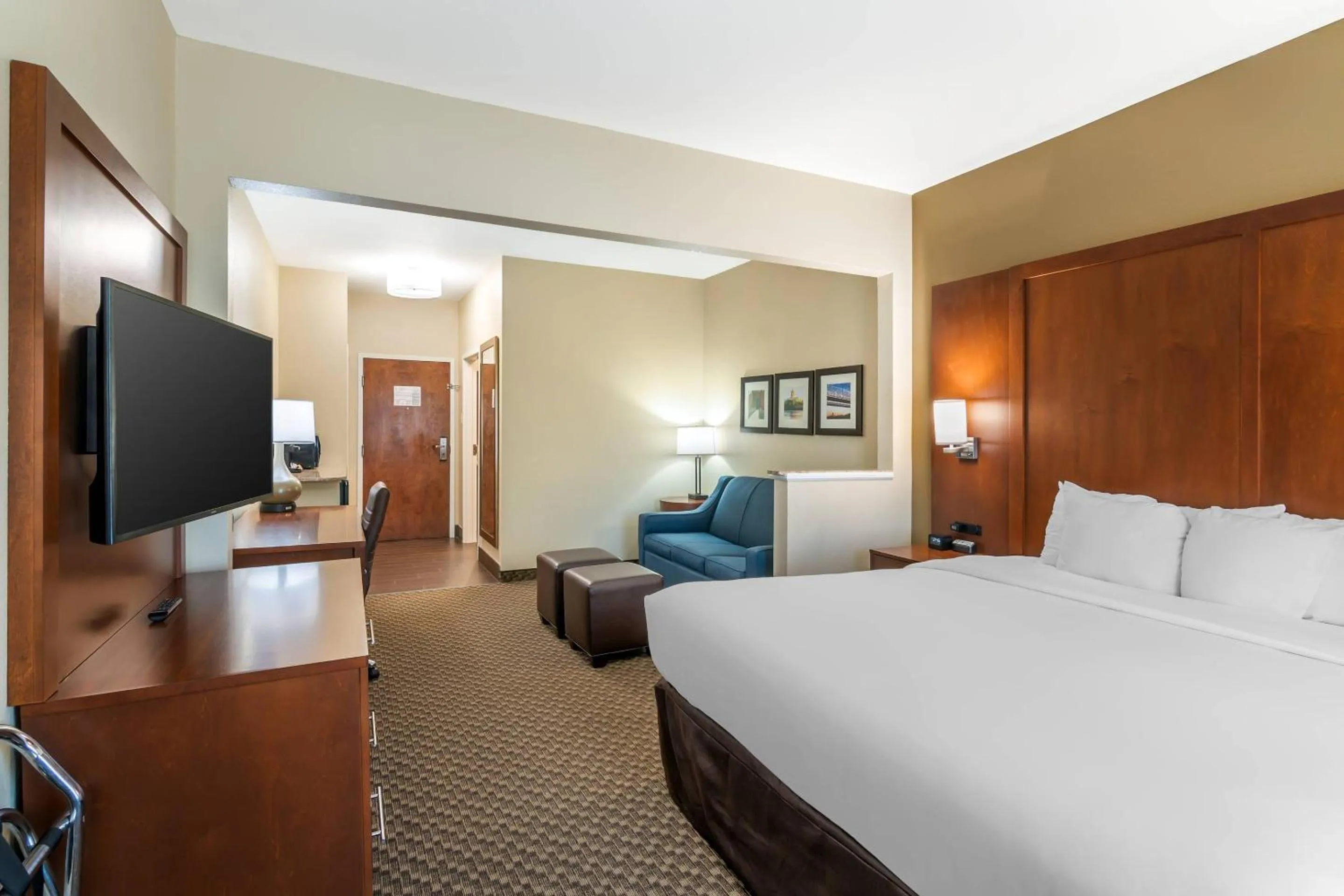 Bedroom, Bed in Comfort Suites - Jefferson City