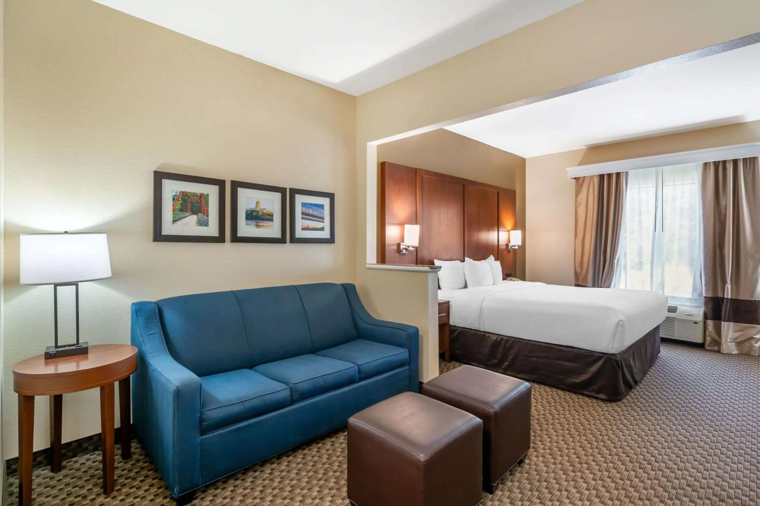 Bedroom, Bed in Comfort Suites - Jefferson City