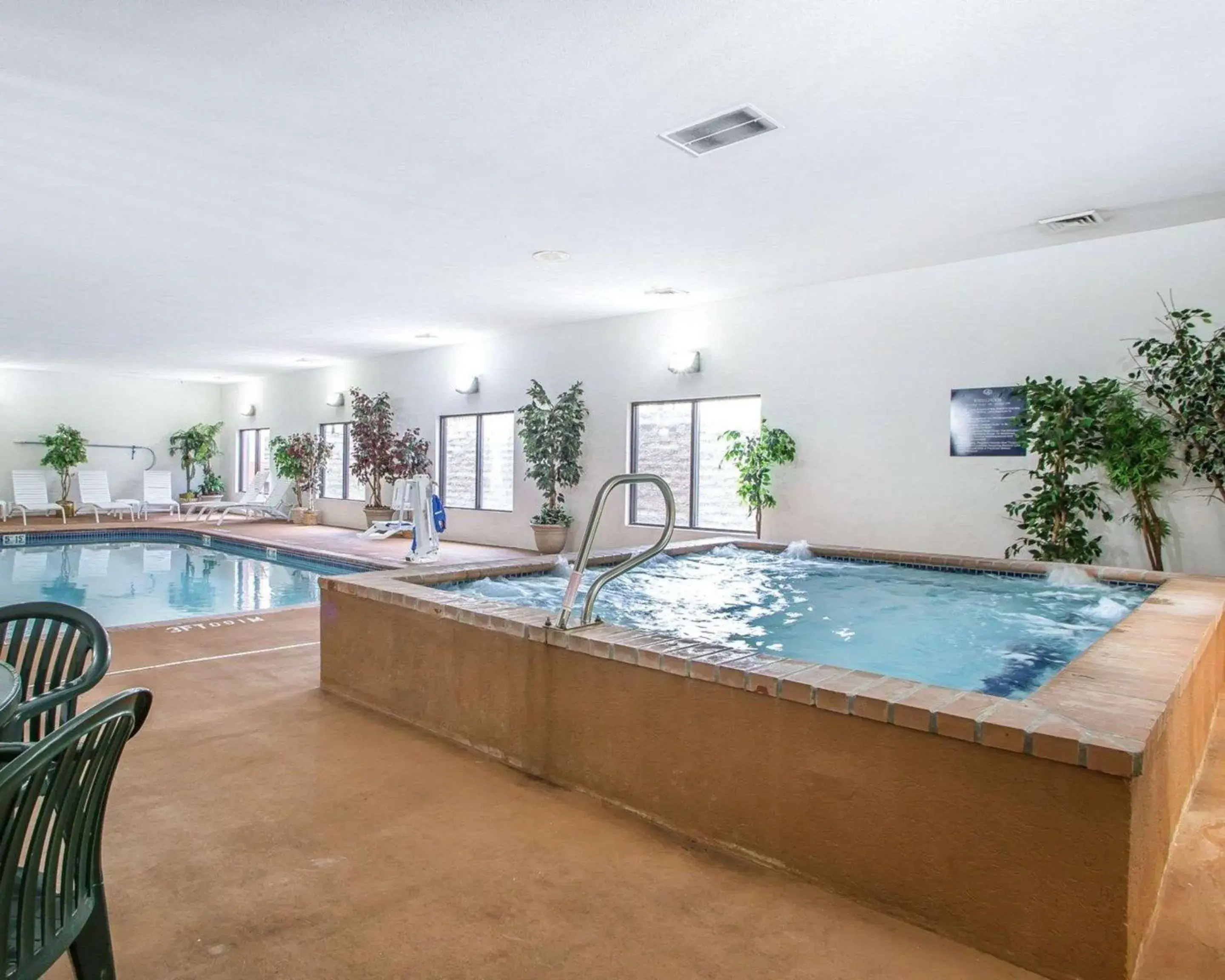 Swimming pool in Comfort Suites - Jefferson City Swimming pool in Comfort Suites - Jefferson City