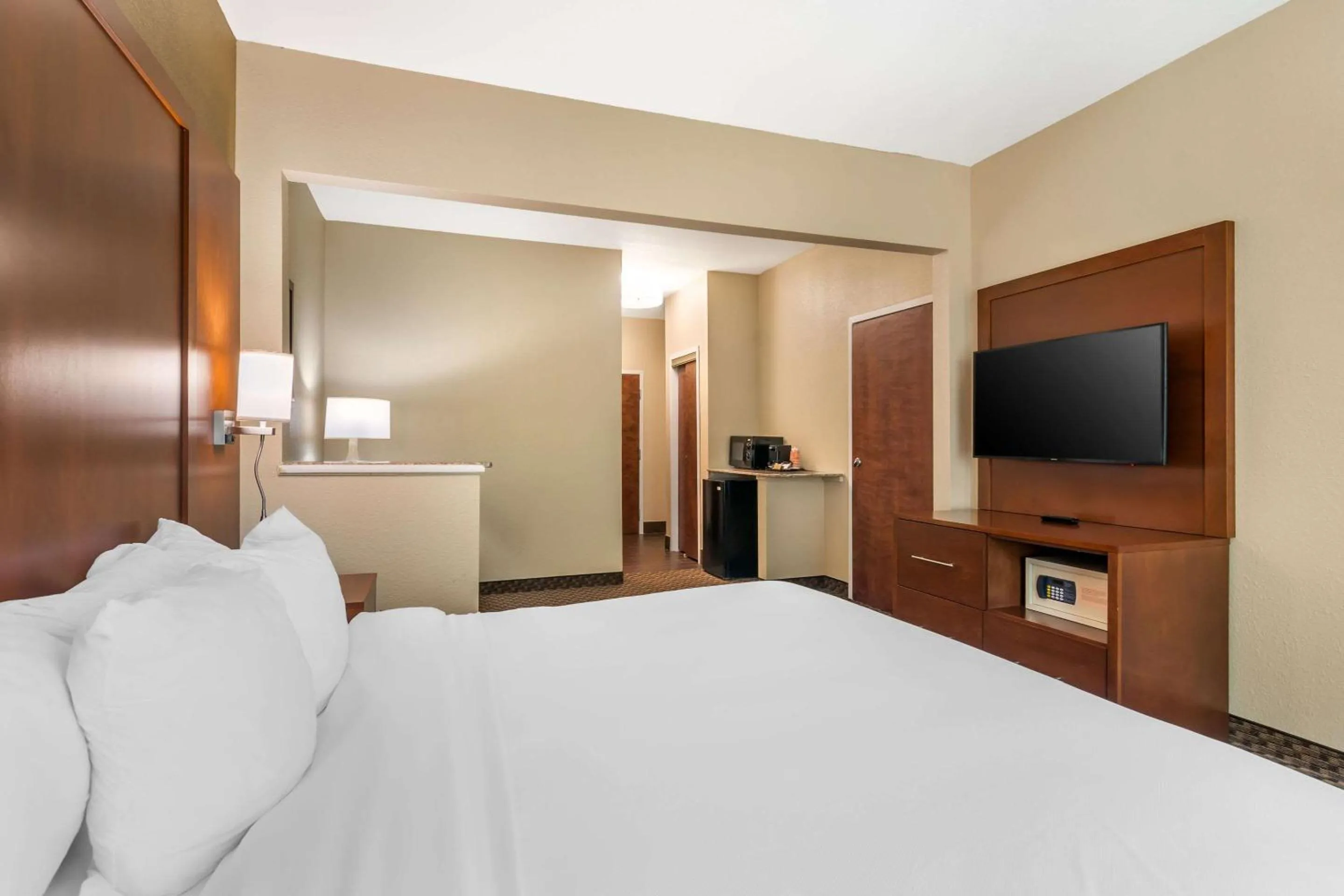 Bedroom, Bed in Comfort Suites - Jefferson City