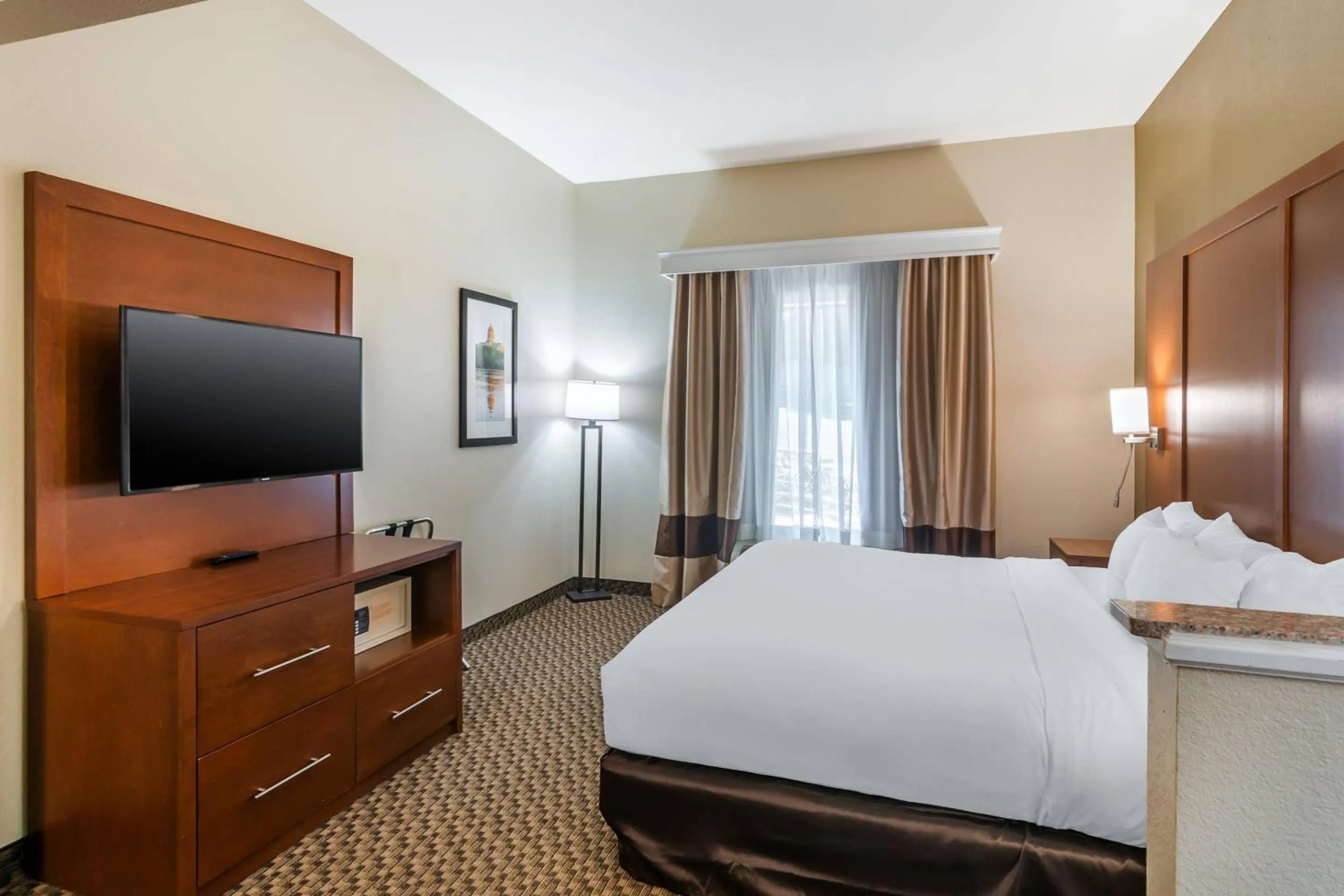 Bedroom, Bed in Comfort Suites - Jefferson City