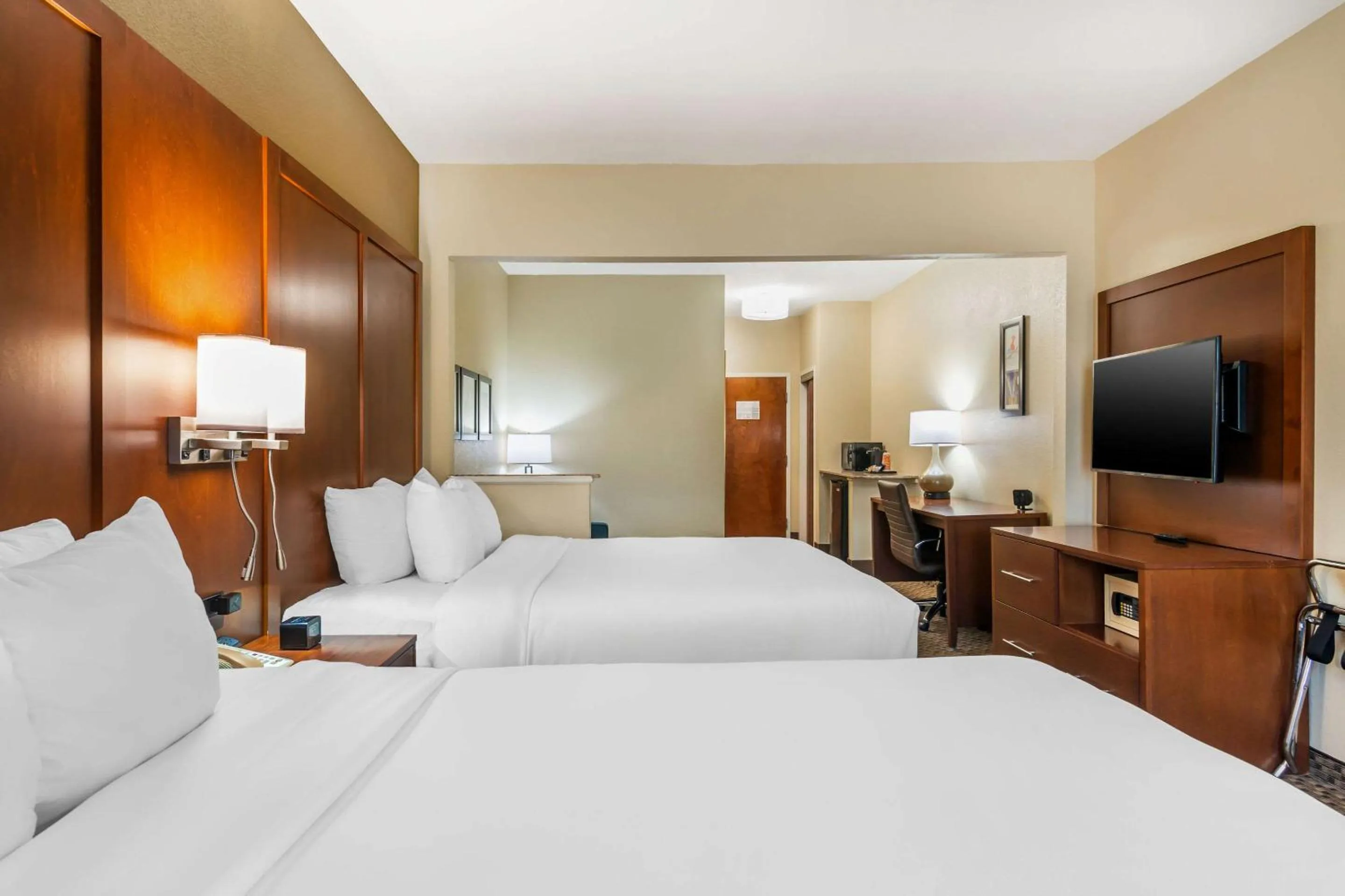 Bedroom, Bed in Comfort Suites - Jefferson City