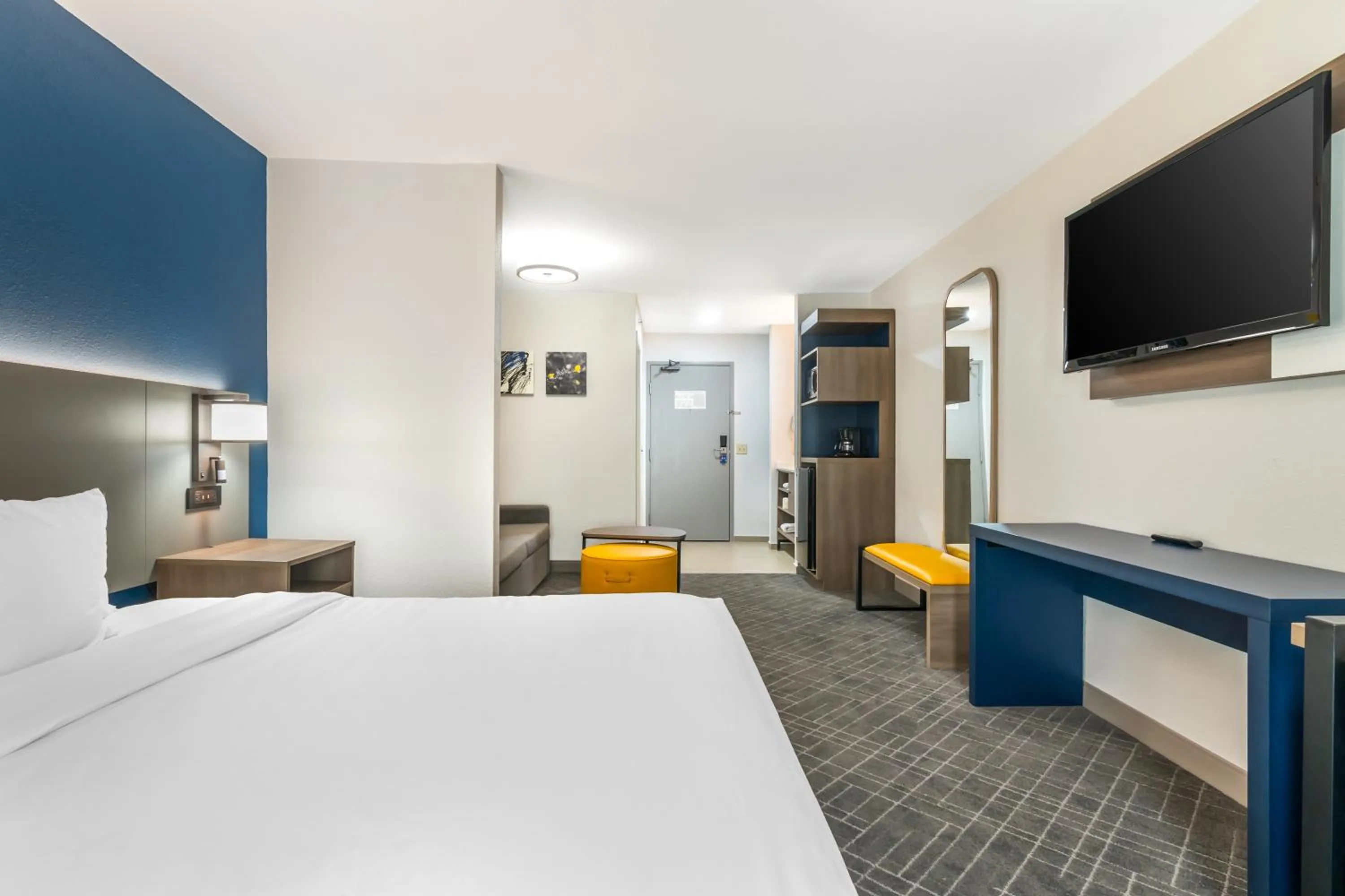 Coffee/tea facilities, Bed in Comfort Inn & Suites Chesterfield - St Louis
