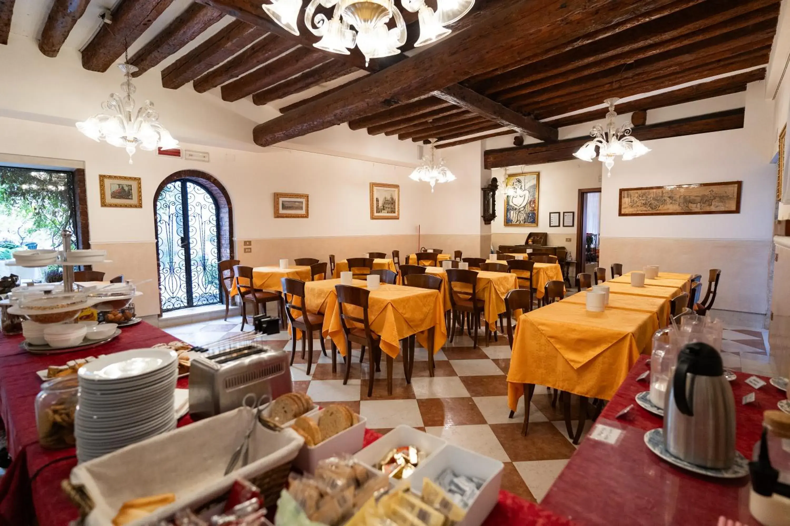 Food and drinks in Hotel Tivoli Food and drinks in Hotel Tivoli