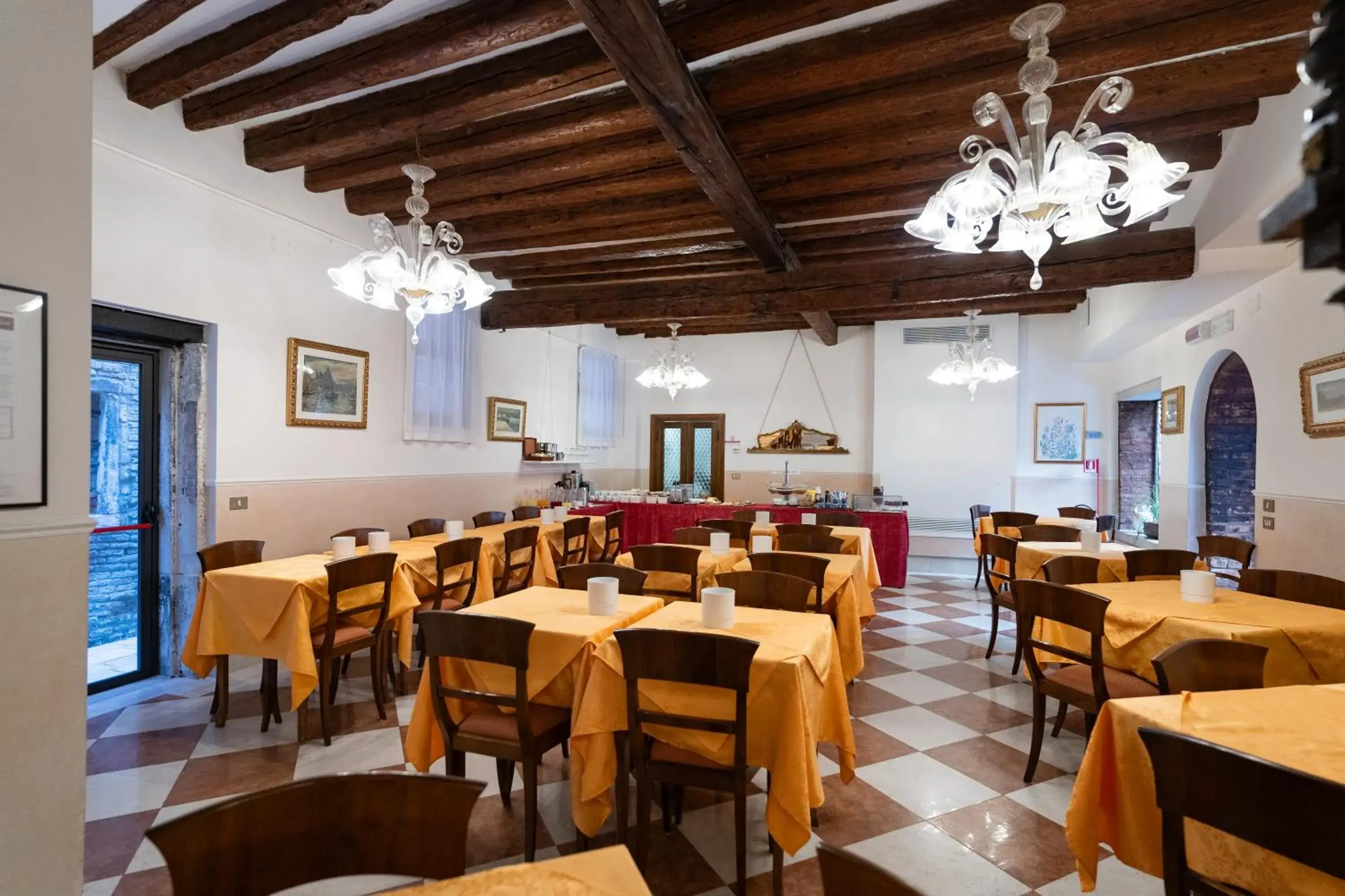 Restaurant/places to eat in Hotel Tivoli Restaurant/places to eat in Hotel Tivoli