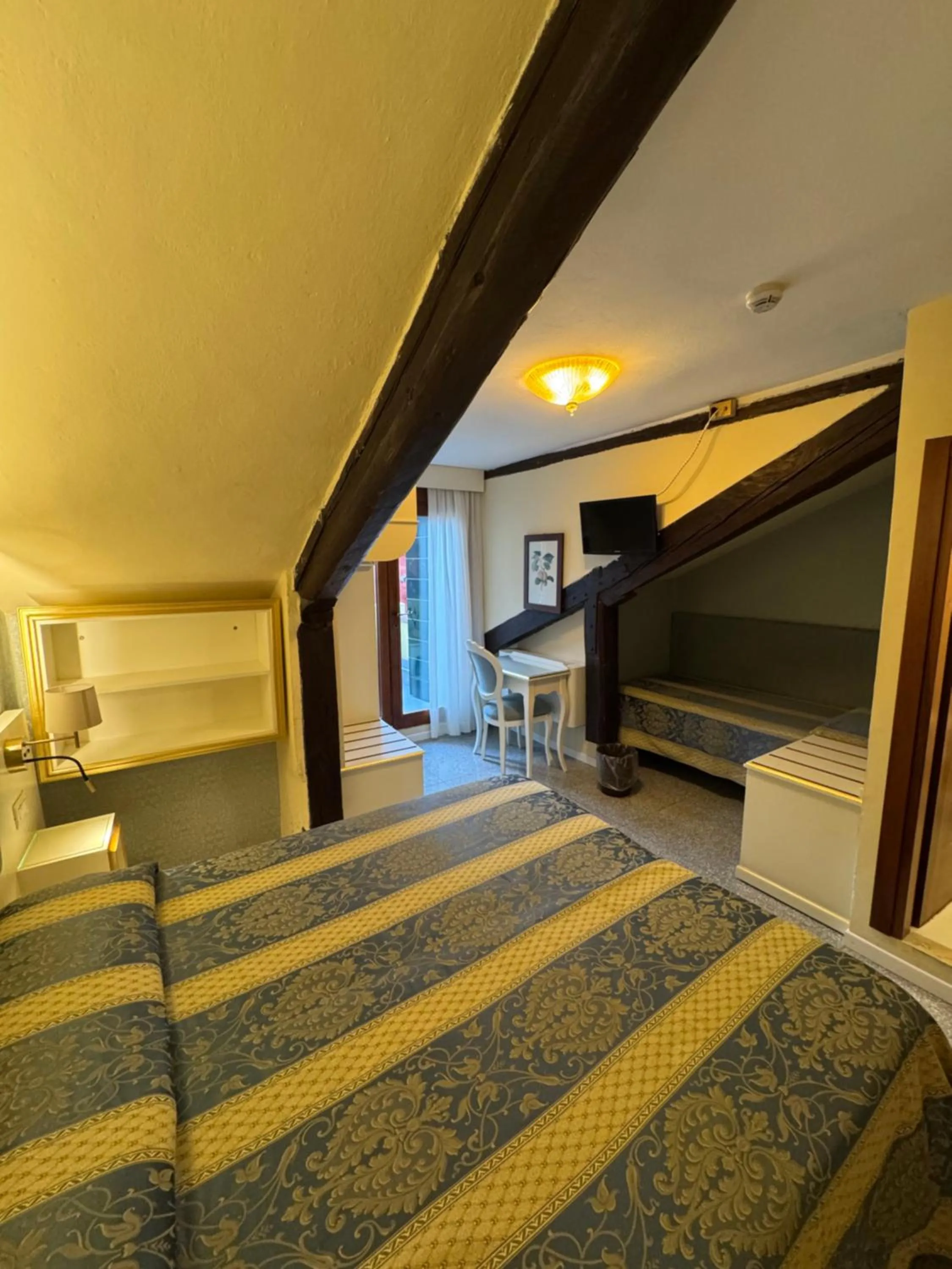 furniture, Bed in Hotel Tivoli