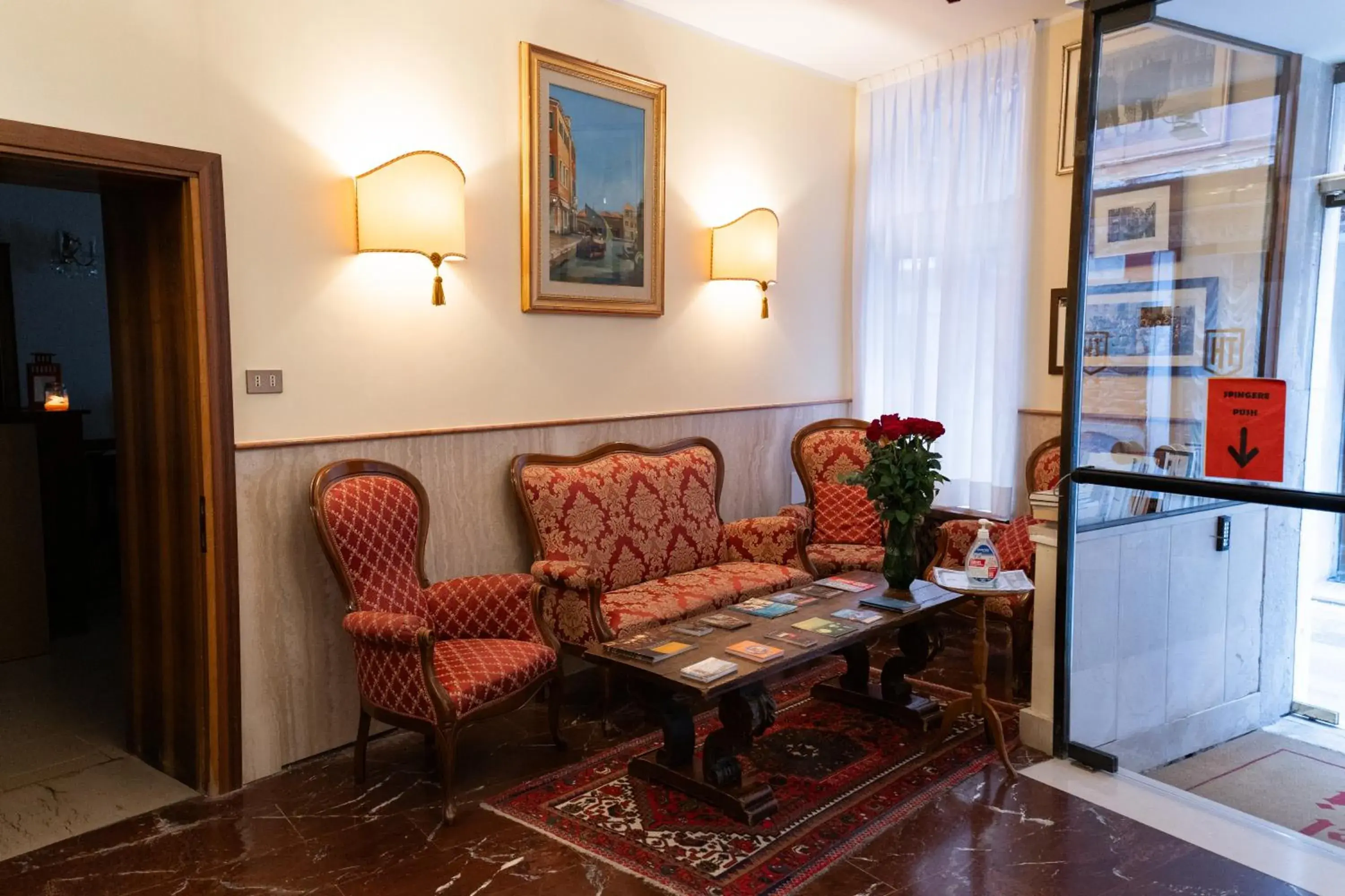 Facade/entrance in Hotel Tivoli Facade/entrance in Hotel Tivoli