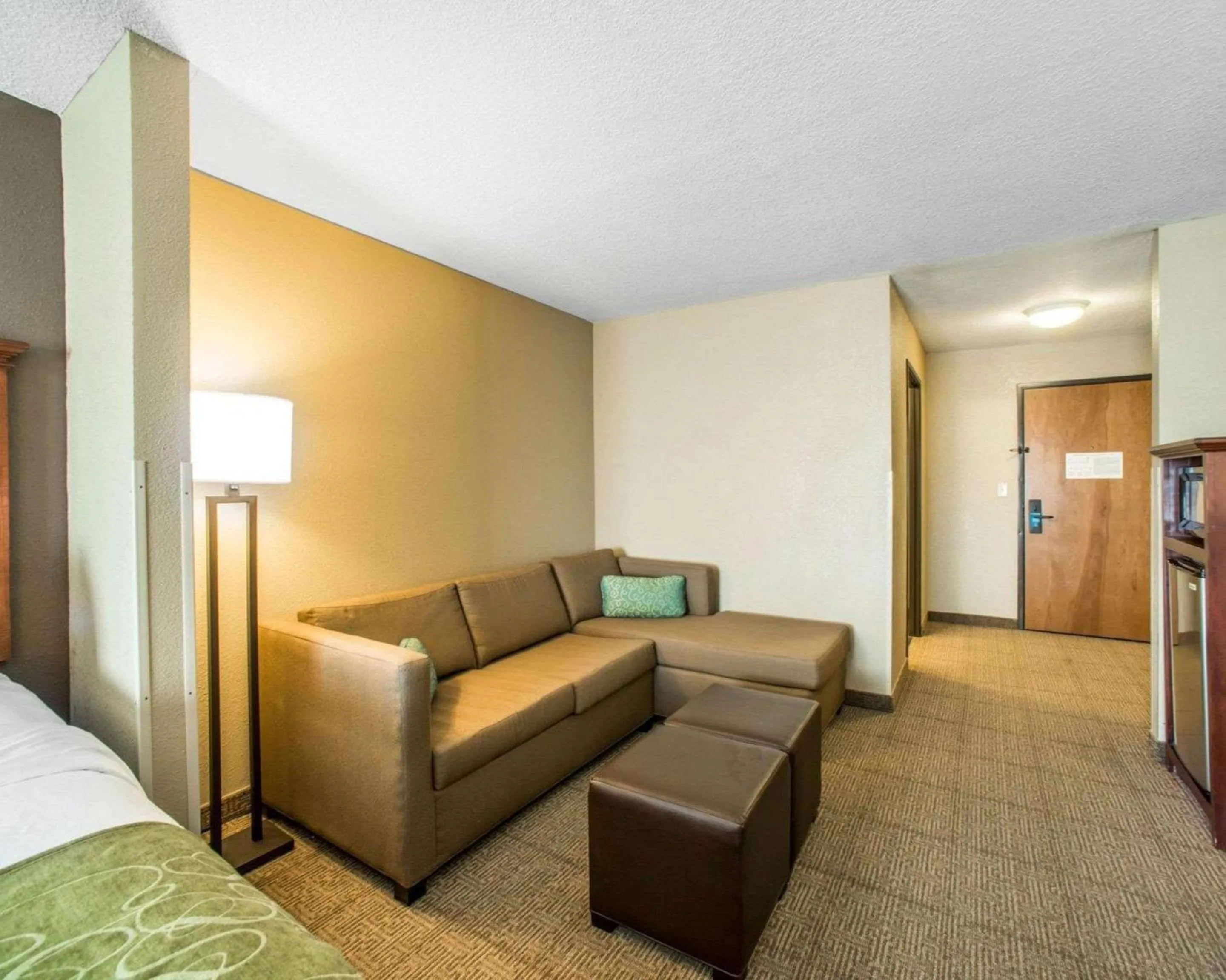 Photo of the whole room, Bed in Comfort Suites Columbia - University Area