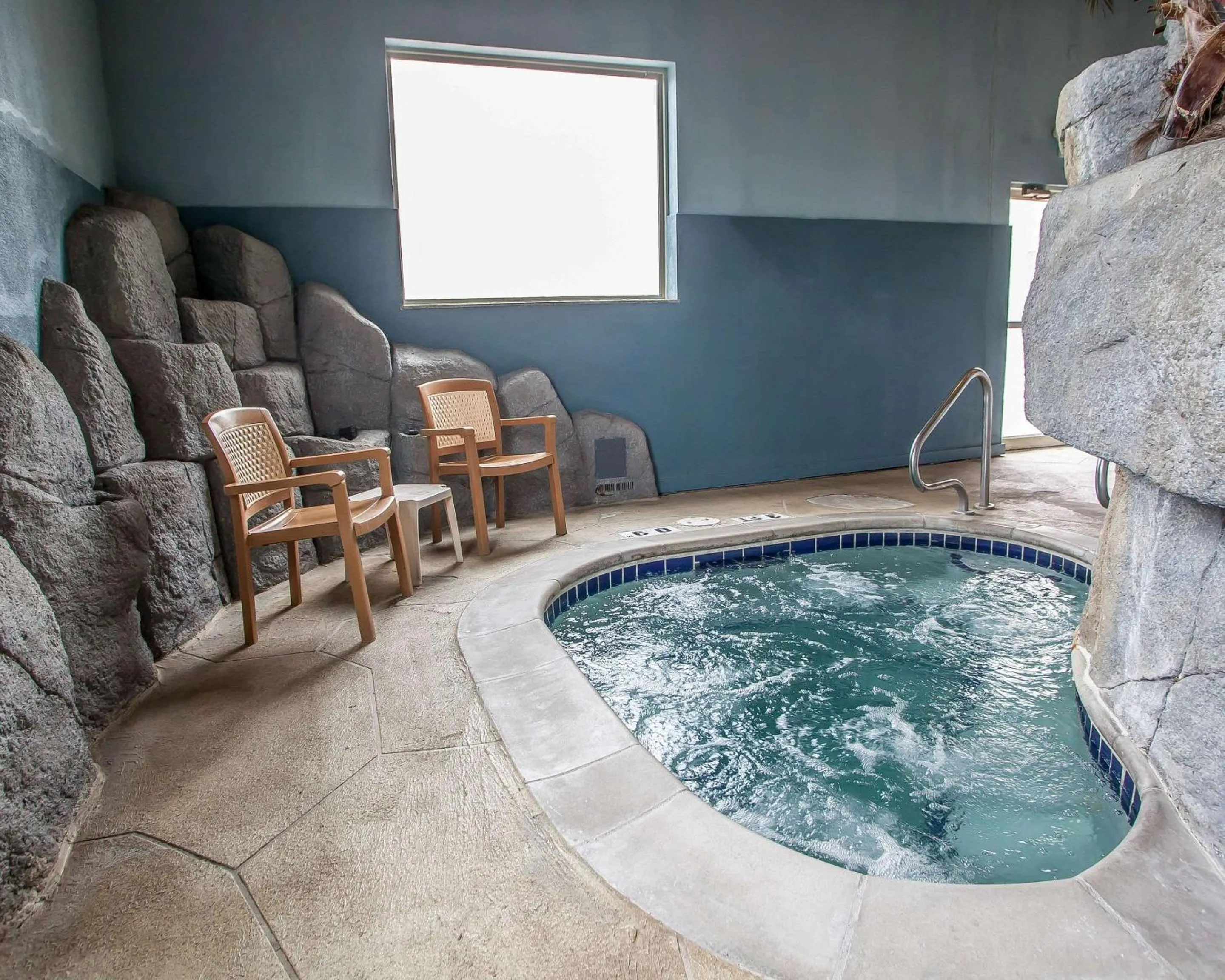 Swimming pool in Quality Inn & Suites Hannibal West