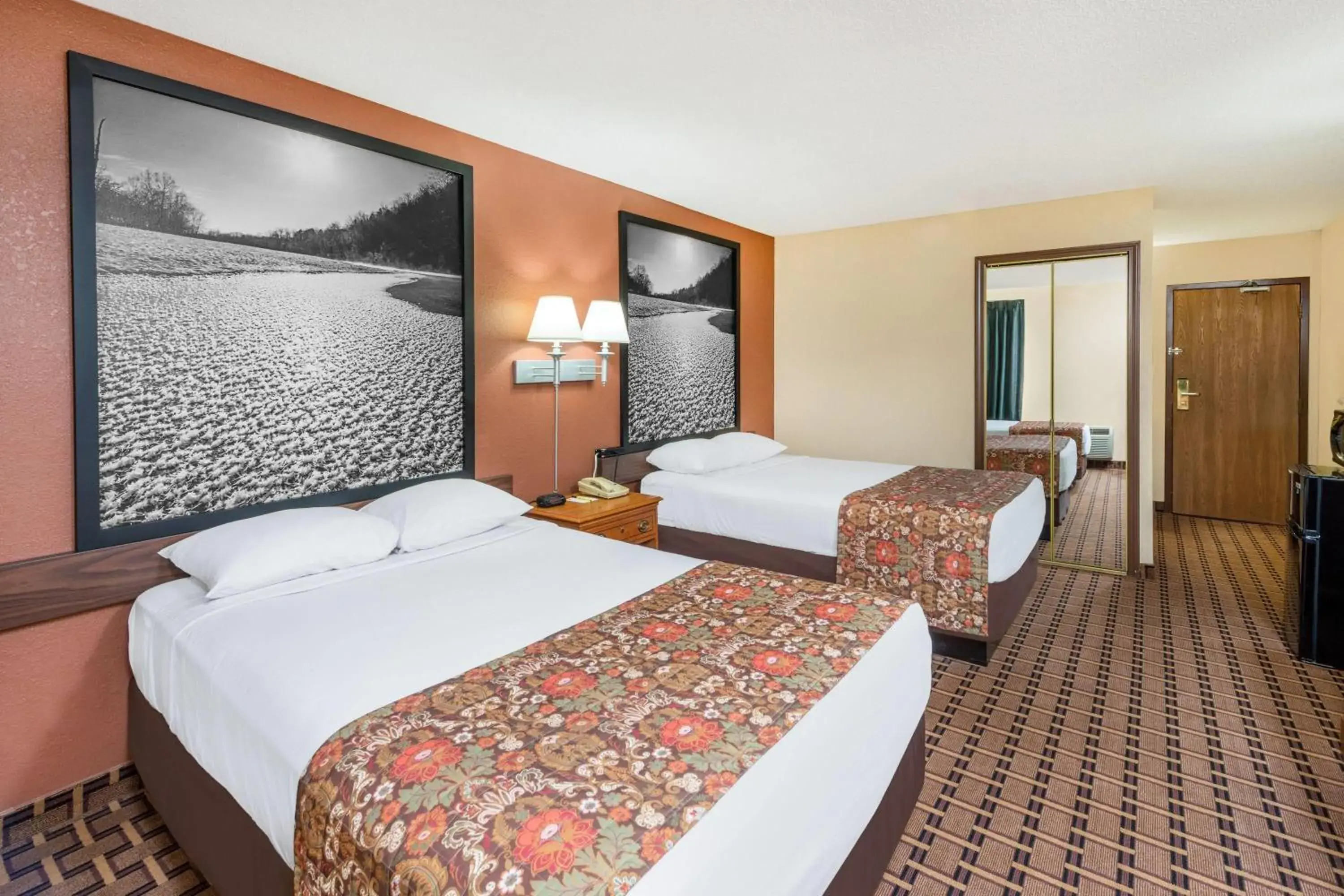 Photo of the whole room, Bed in Super 8 by Wyndham Charleston Sikeston East MO Photo of the whole room, Bed in Super 8 by Wyndham Charleston Sikeston East MO