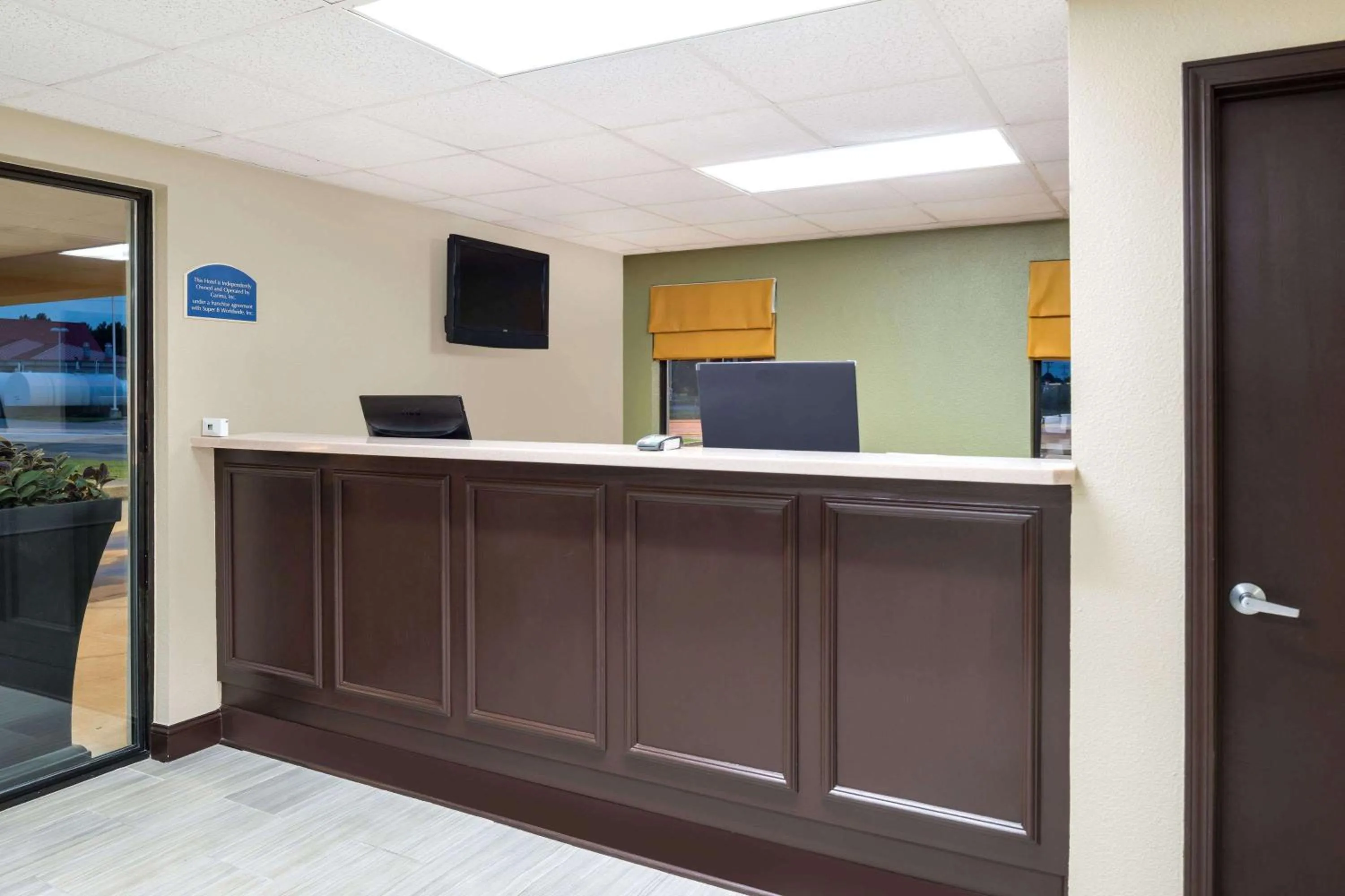 Lobby or reception in Super 8 by Wyndham Charleston Sikeston East MO