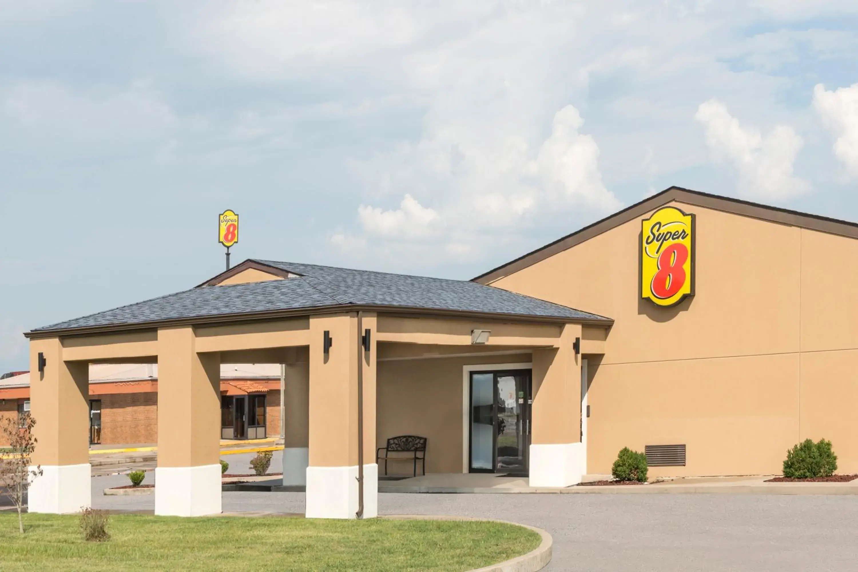 Facade/entrance in Super 8 by Wyndham Charleston Sikeston East MO Facade/entrance in Super 8 by Wyndham Charleston Sikeston East MO