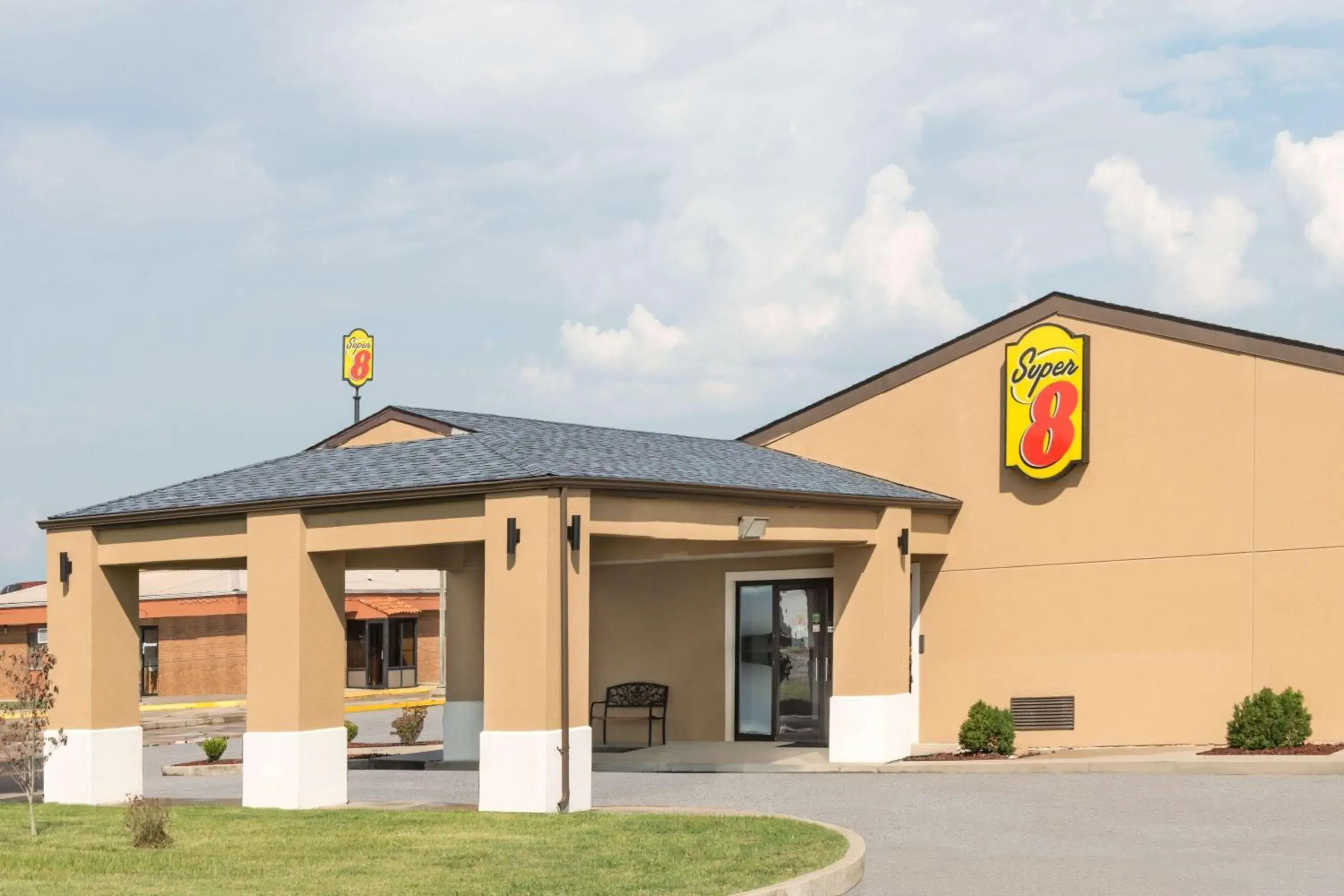 Property building in Super 8 by Wyndham Charleston Sikeston East MO Property building in Super 8 by Wyndham Charleston Sikeston East MO