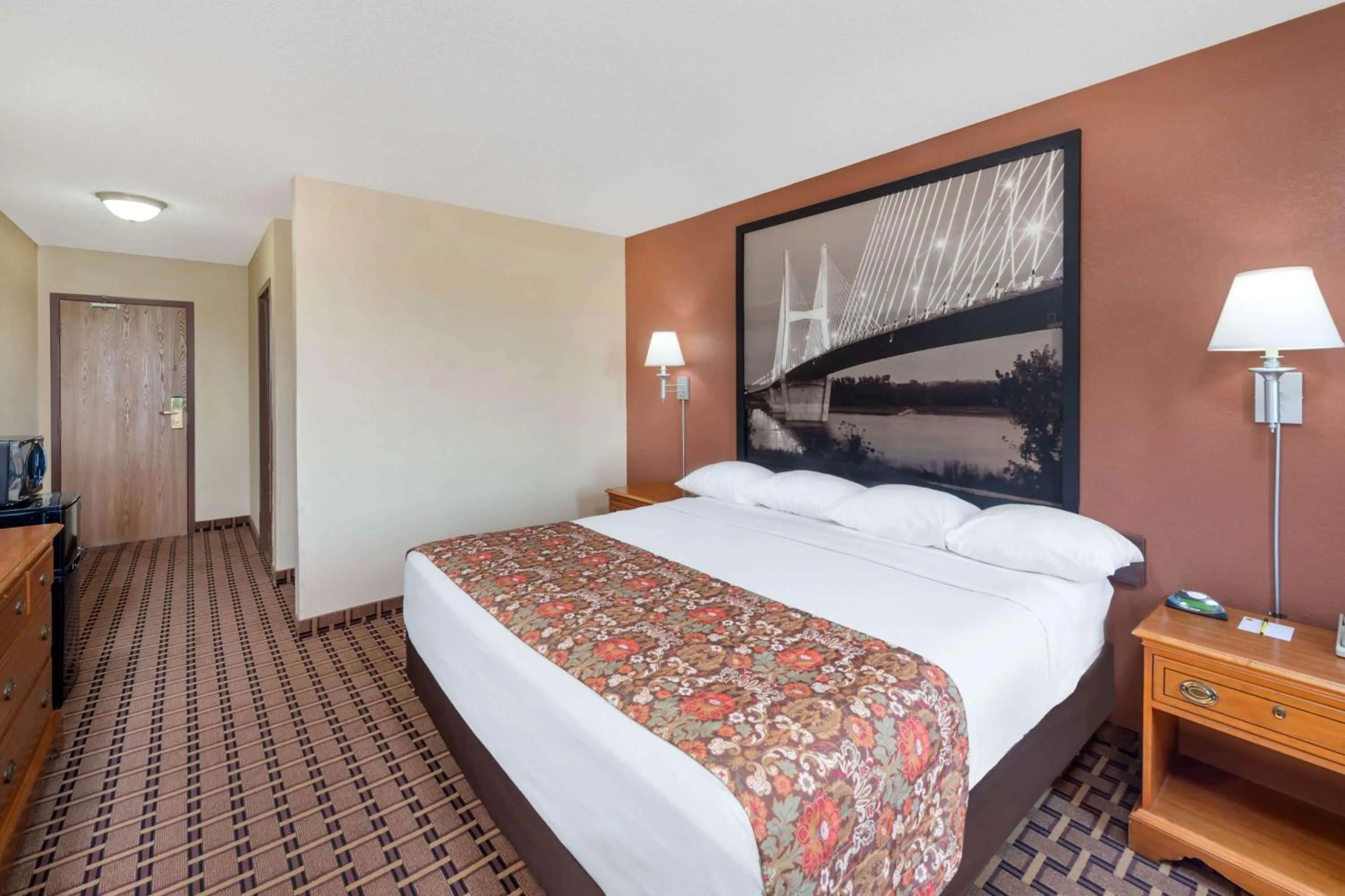 Photo of the whole room, Bed in Super 8 by Wyndham Charleston Sikeston East MO