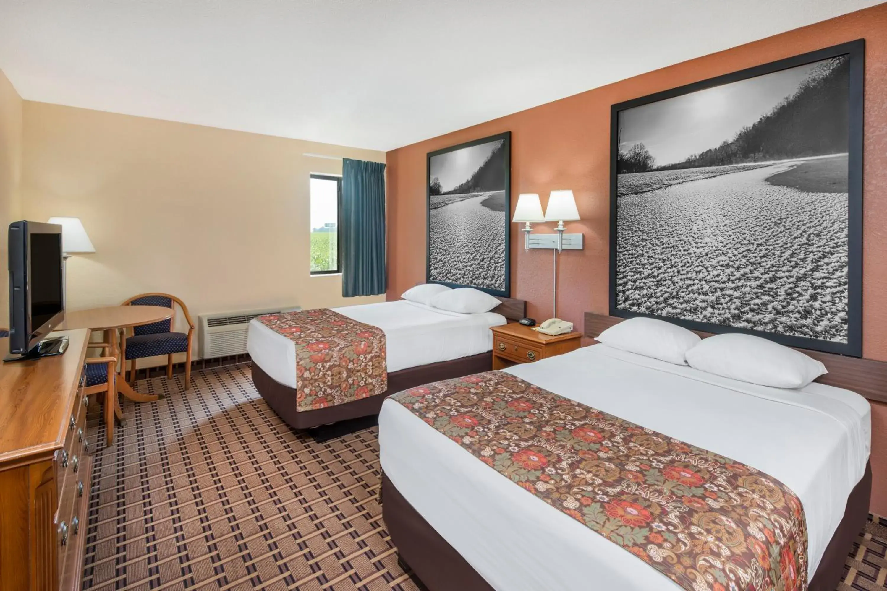 Bedroom, Bed in Super 8 by Wyndham Charleston Sikeston East MO Bedroom, Bed in Super 8 by Wyndham Charleston Sikeston East MO