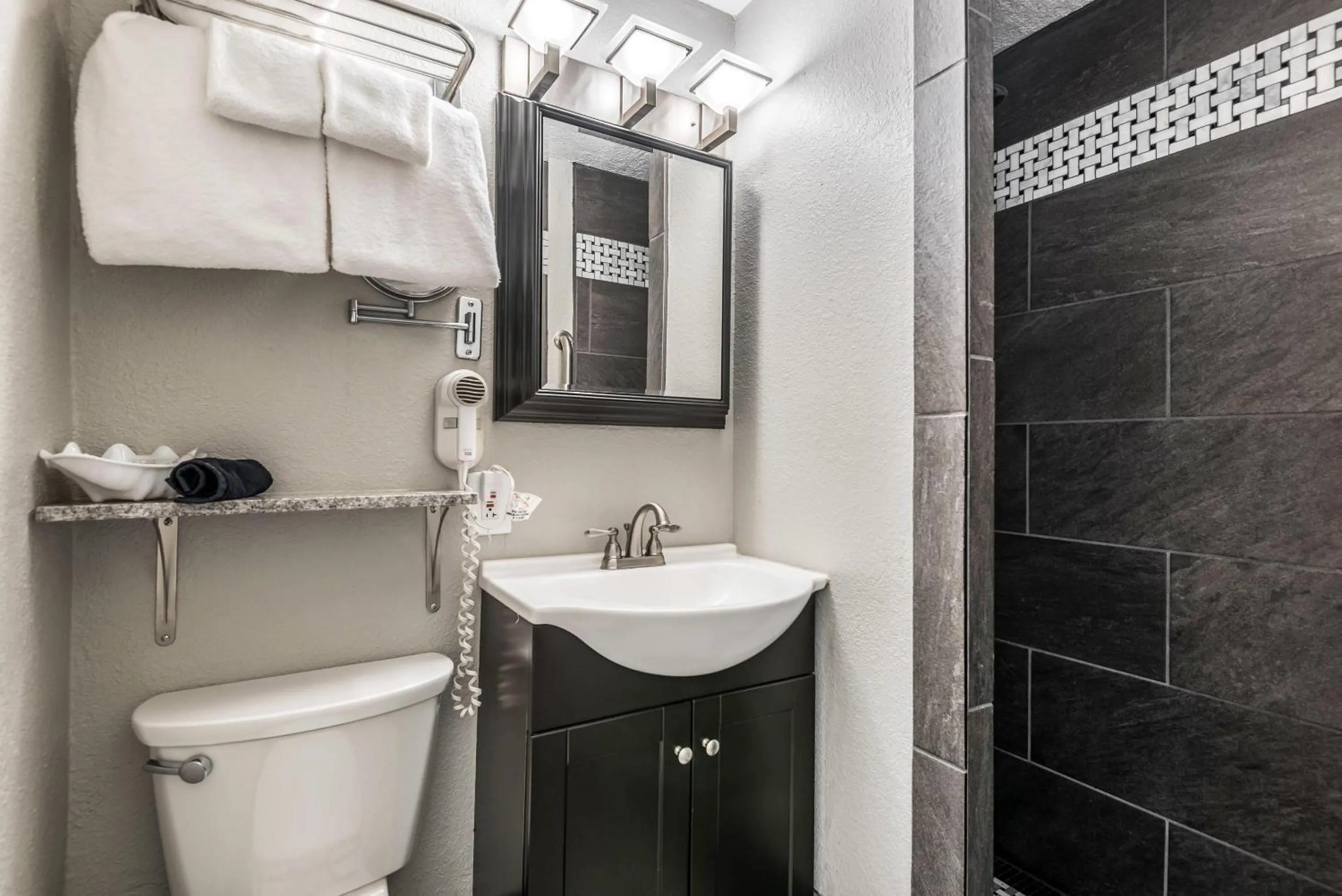 Bedroom in Hotel Bothwell Sedalia Central District, an Ascend Collection Hotel