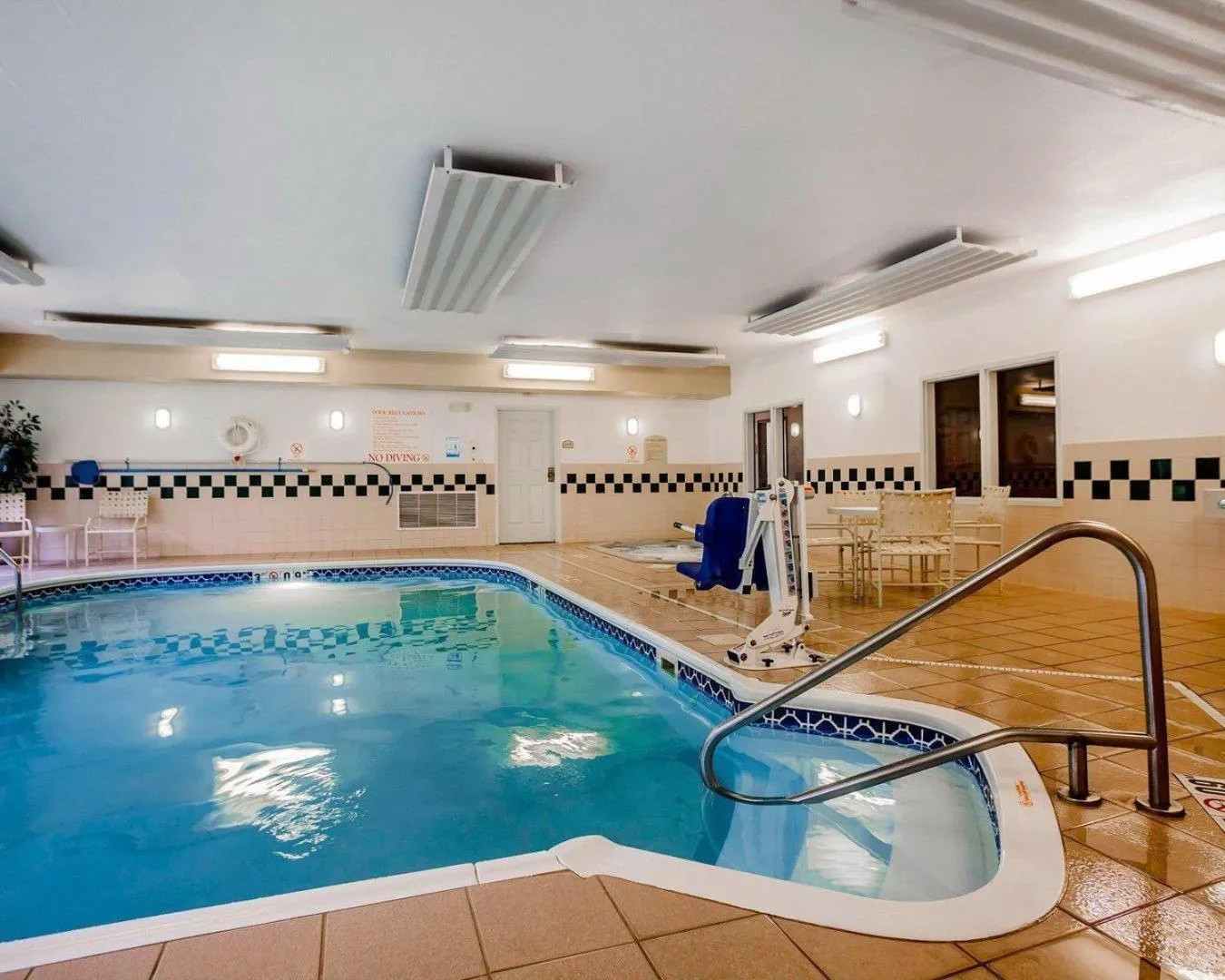 Swimming pool in Comfort Suites Independence - Kansas City