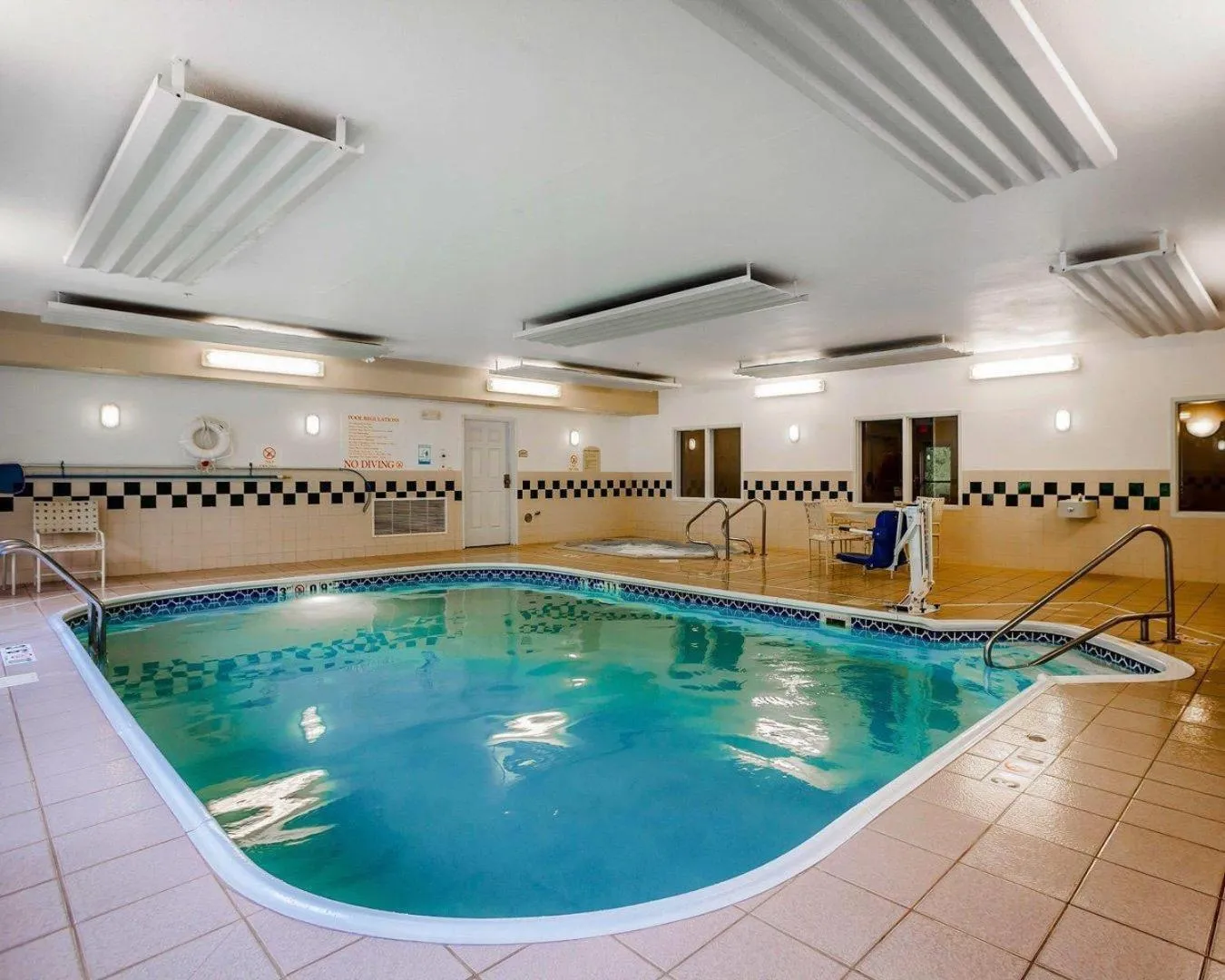 Swimming pool in Comfort Suites Independence - Kansas City