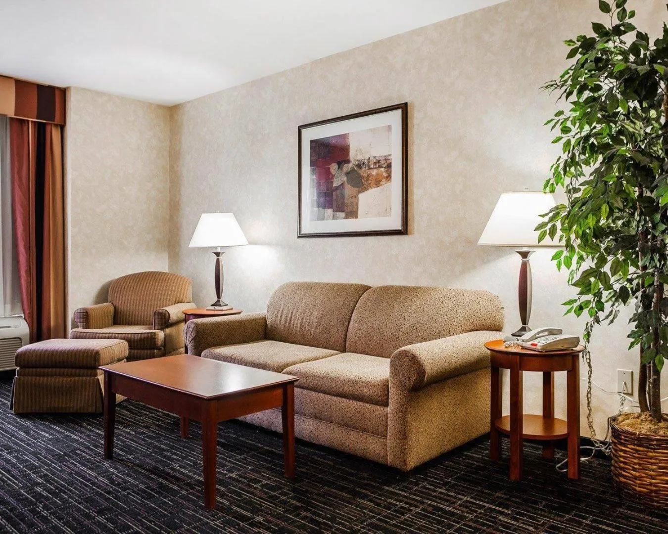 Bedroom in Comfort Suites Independence - Kansas City