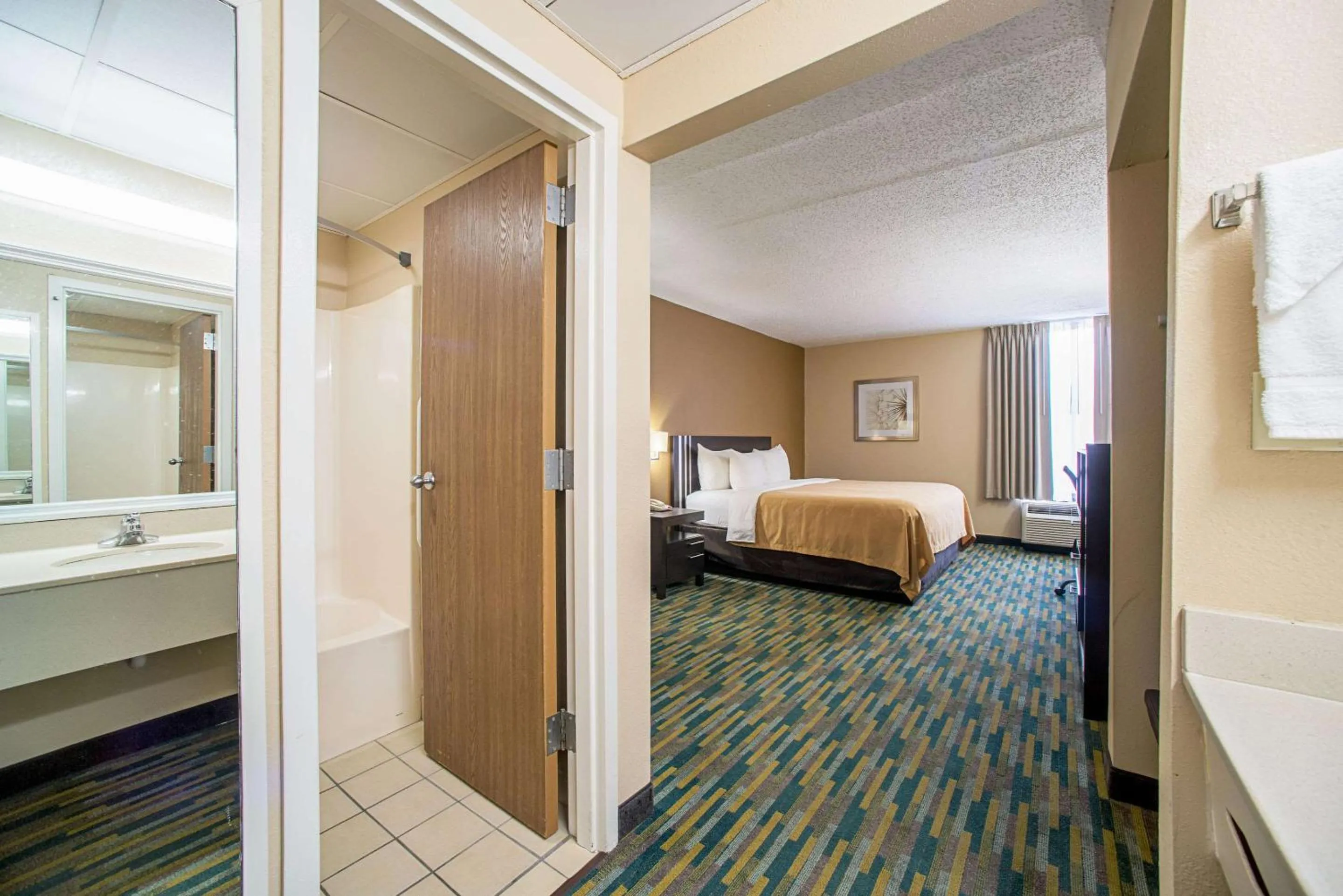 Photo of the whole room, Bed in Quality Inn Near Six Flags St. Louis