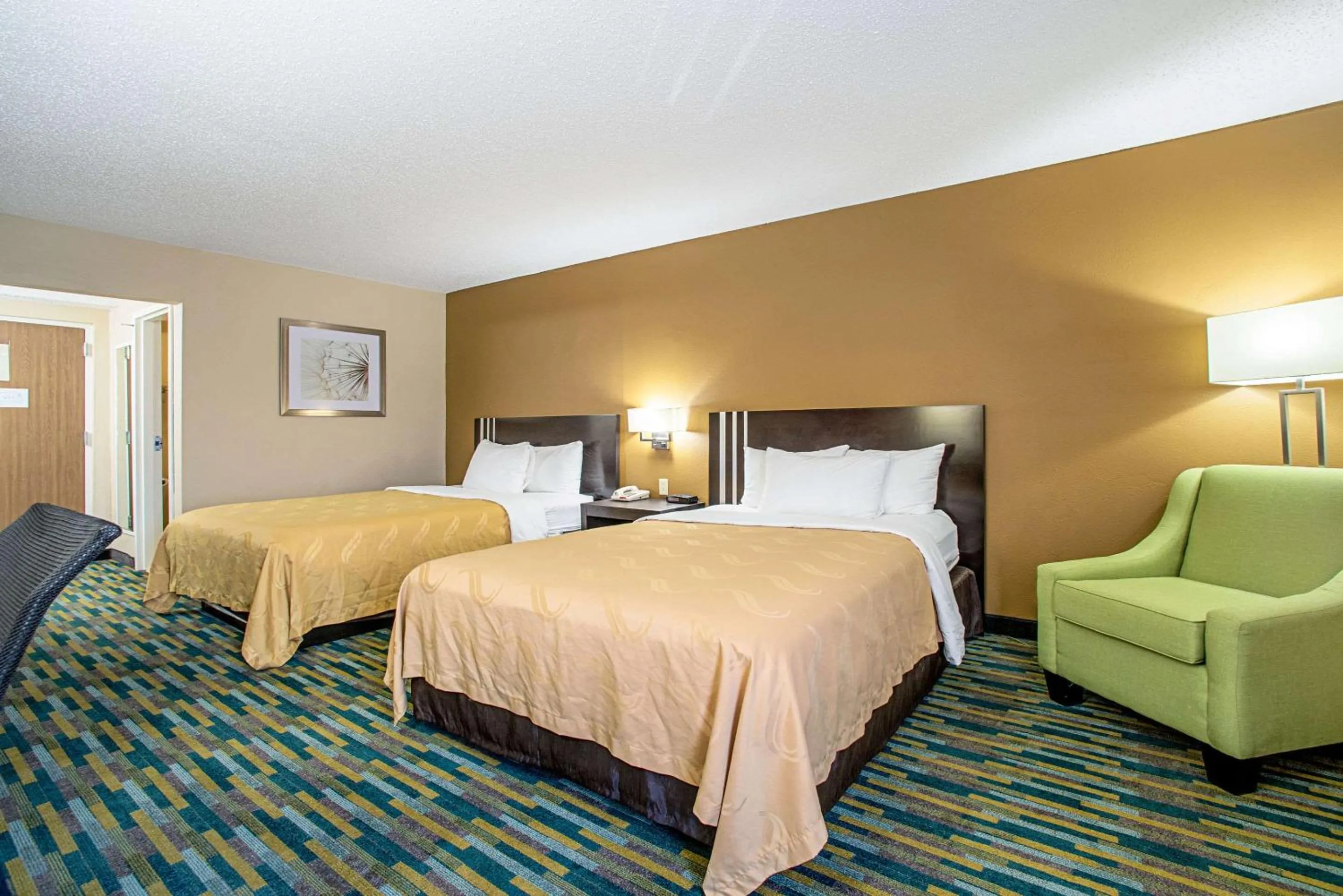 Photo of the whole room, Bed in Quality Inn Near Six Flags St. Louis