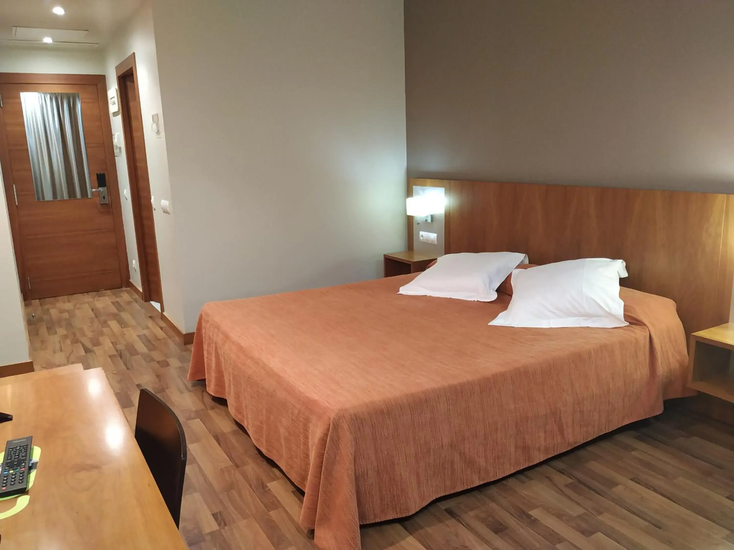 Photo of the whole room, Bed in Hotel AS Torrent Photo of the whole room, Bed in Hotel AS Torrent