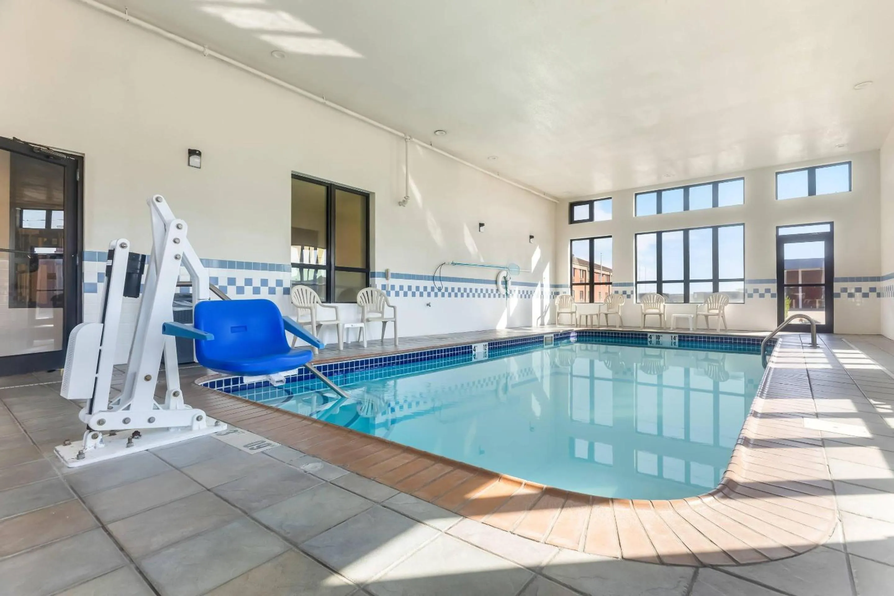 Swimming pool in Comfort Inn & Suites Sikeston I-55