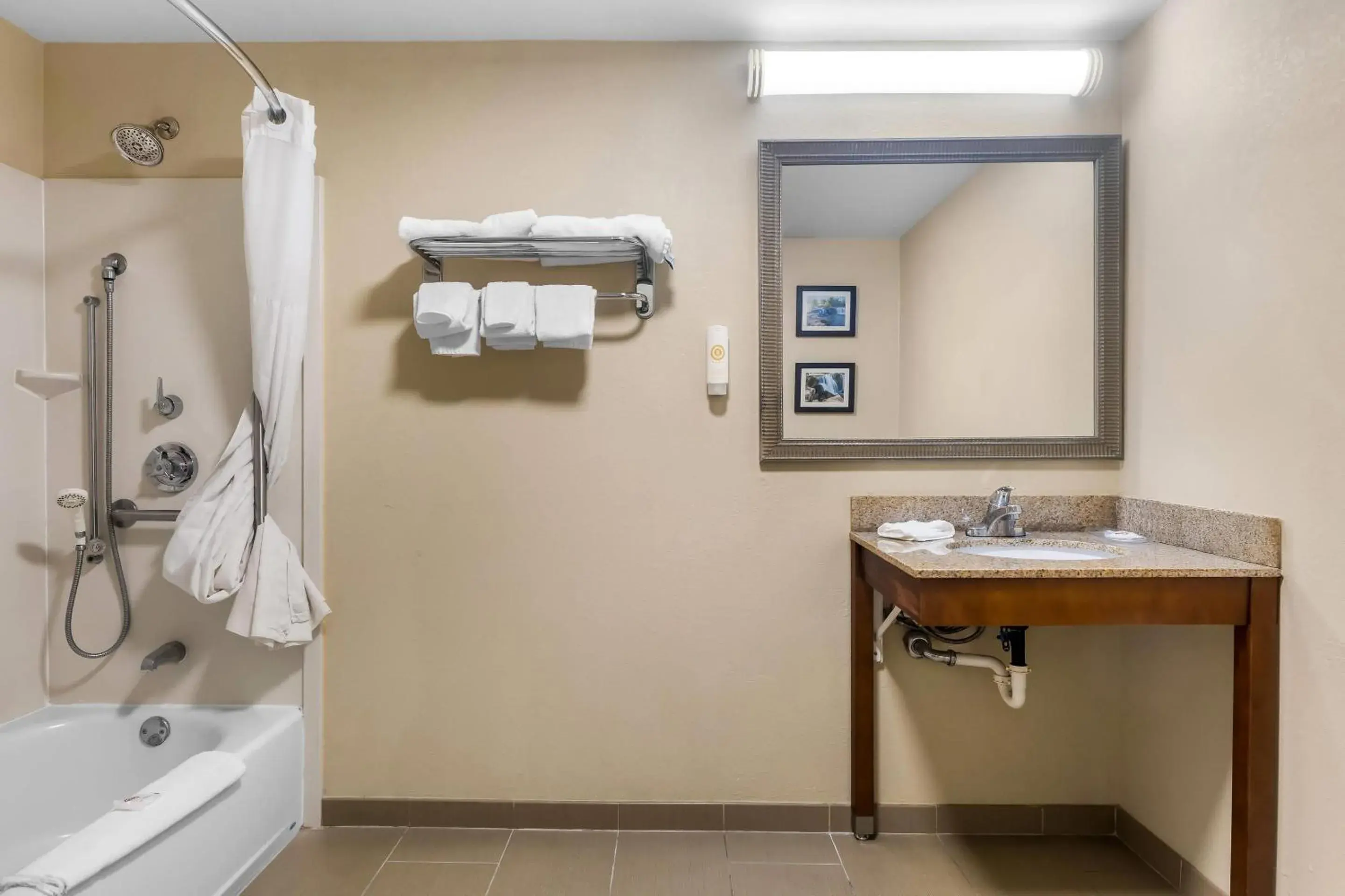 Bedroom in Comfort Inn & Suites Sikeston I-55 Bedroom in Comfort Inn & Suites Sikeston I-55