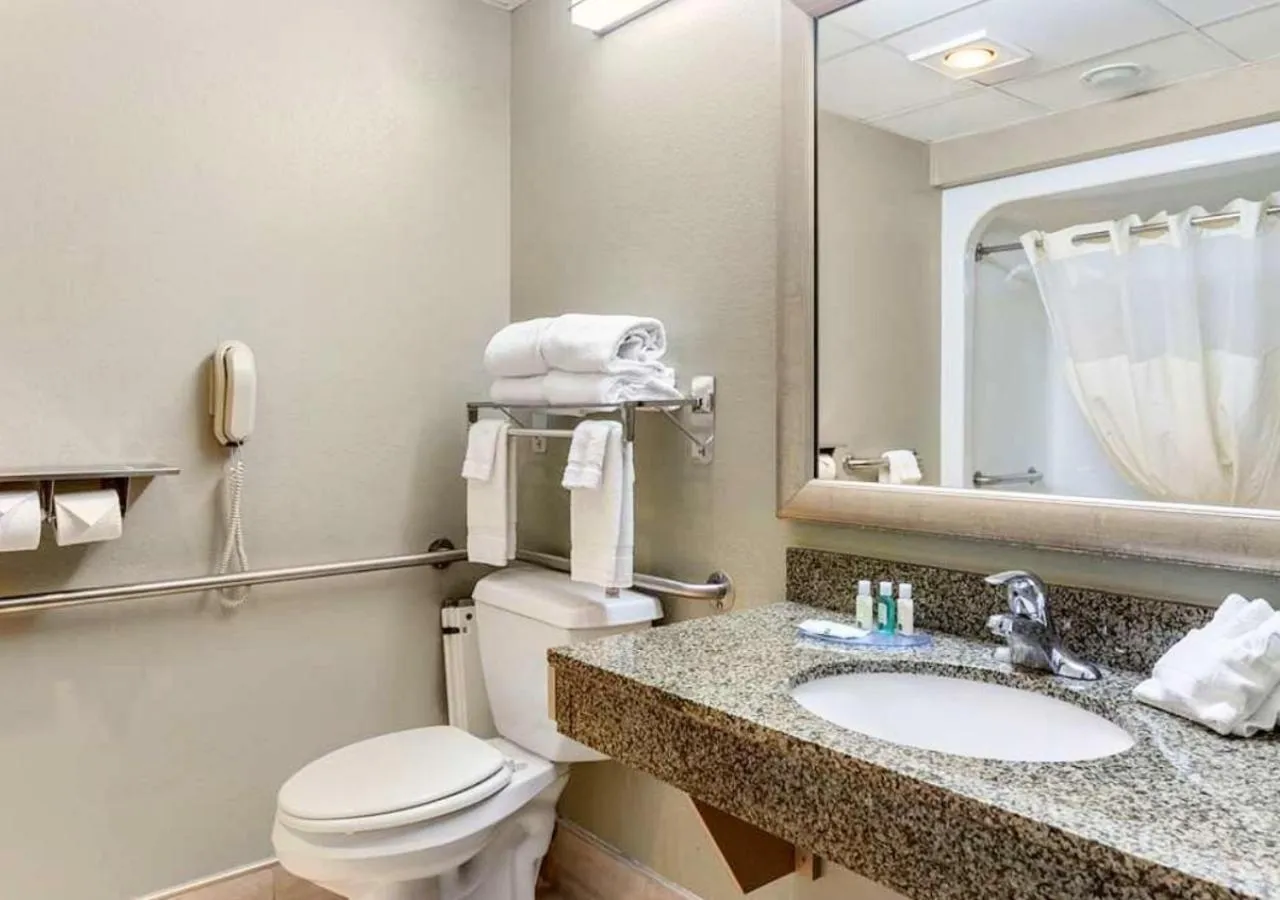 Toilet in Quality Inn St Robert - Ft Leonard Wood