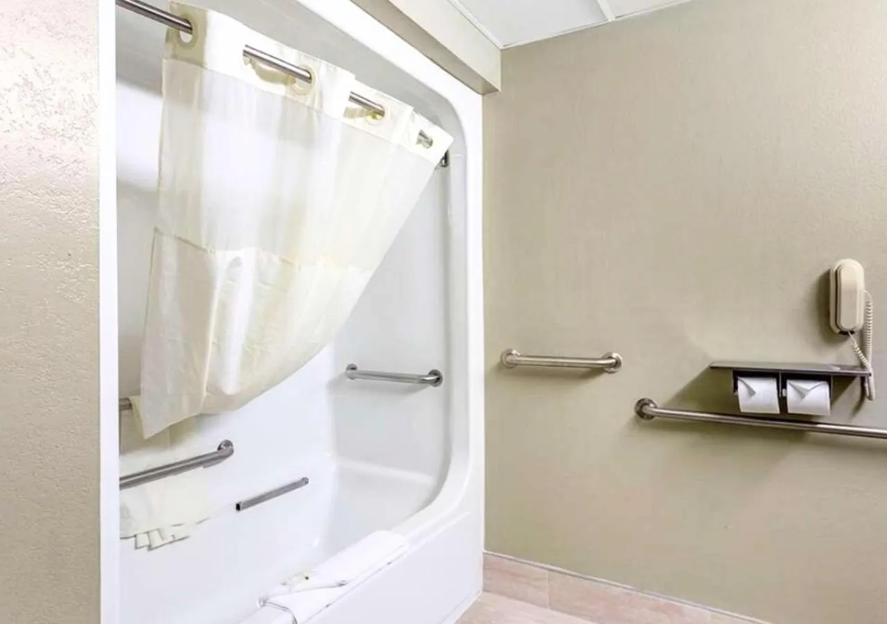 Toilet in Quality Inn St Robert - Ft Leonard Wood