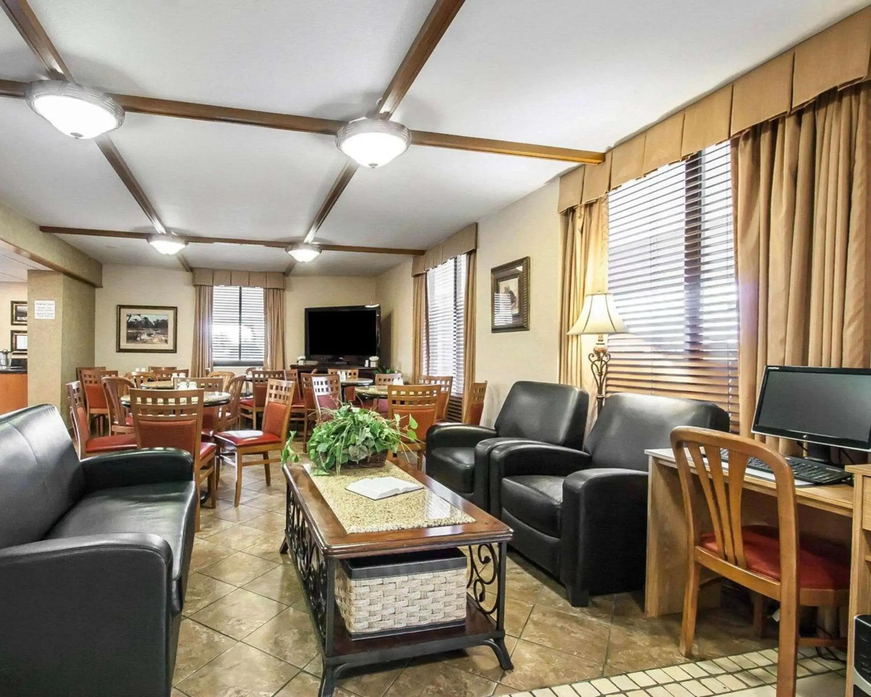 Lobby or reception in Quality Inn & Suites North Lobby or reception in Quality Inn & Suites North