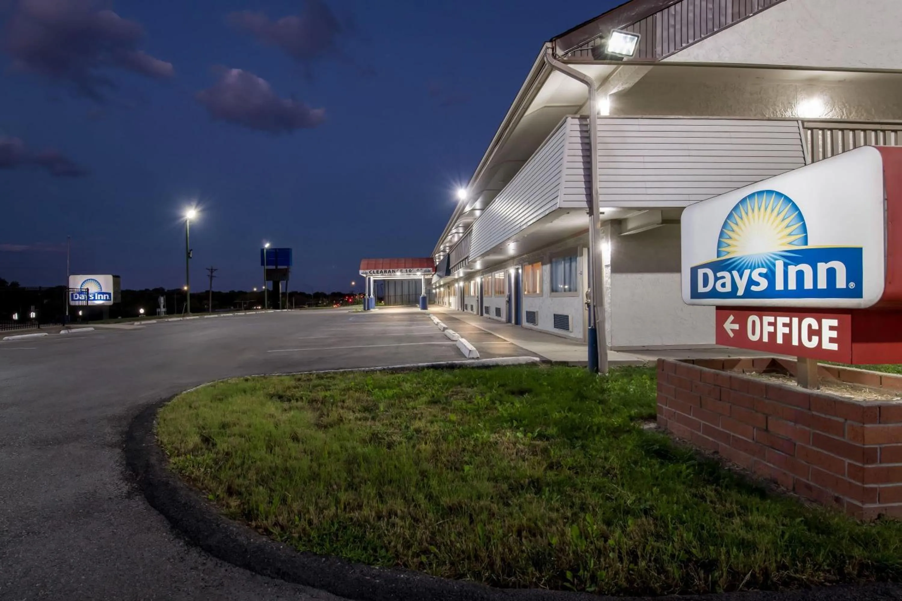 Property building in Days Inn by Wyndham Independence