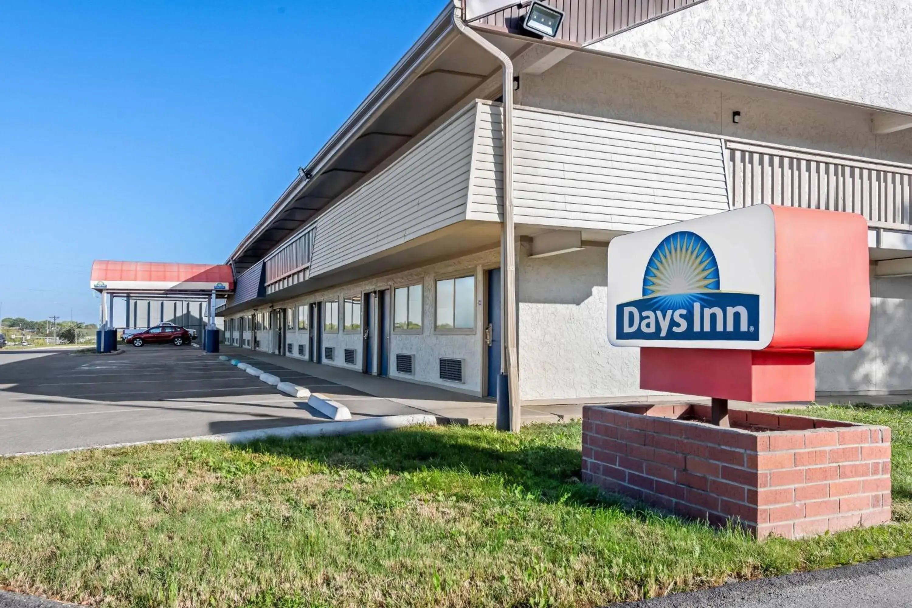 Property building in Days Inn by Wyndham Independence Property building in Days Inn by Wyndham Independence