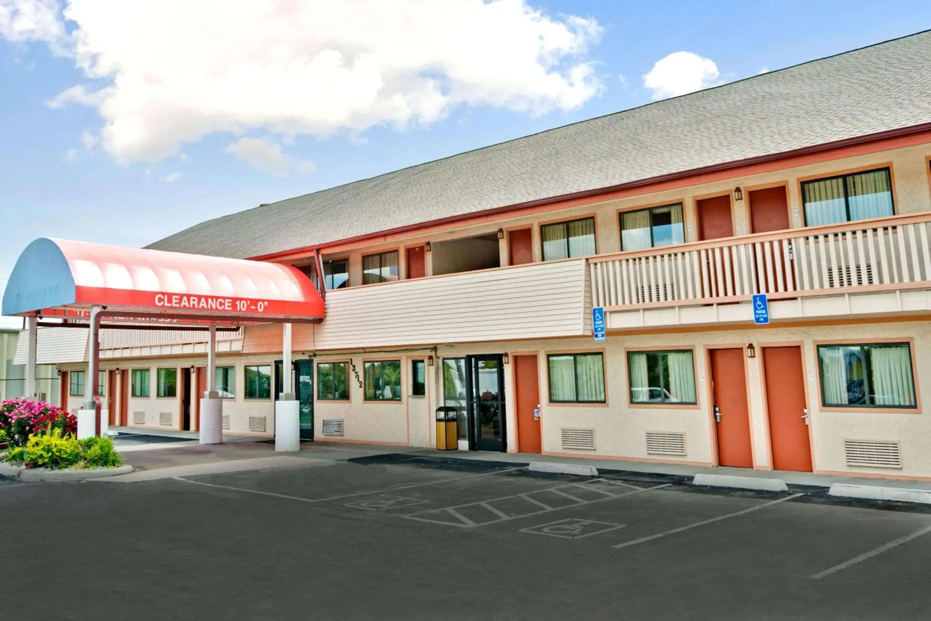 Property building in Days Inn by Wyndham Independence Property building in Days Inn by Wyndham Independence