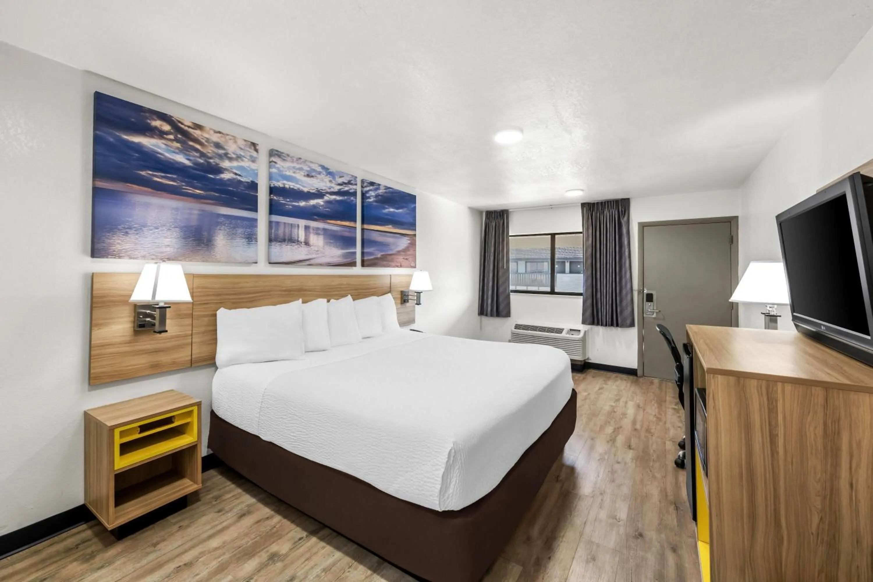 Bed in Days Inn by Wyndham Independence