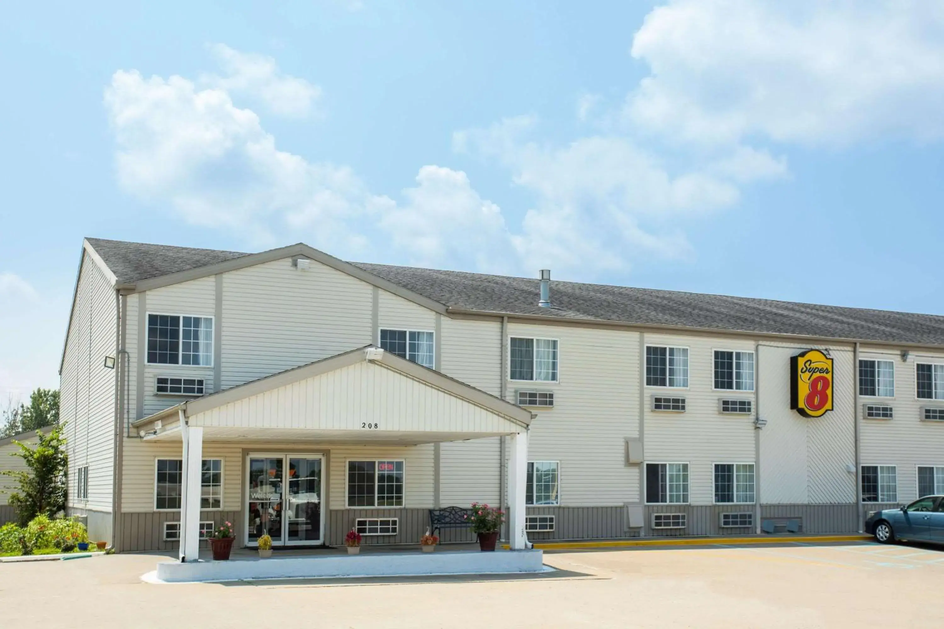 Property building in Super 8 by Wyndham Sweet Springs Property building in Super 8 by Wyndham Sweet Springs