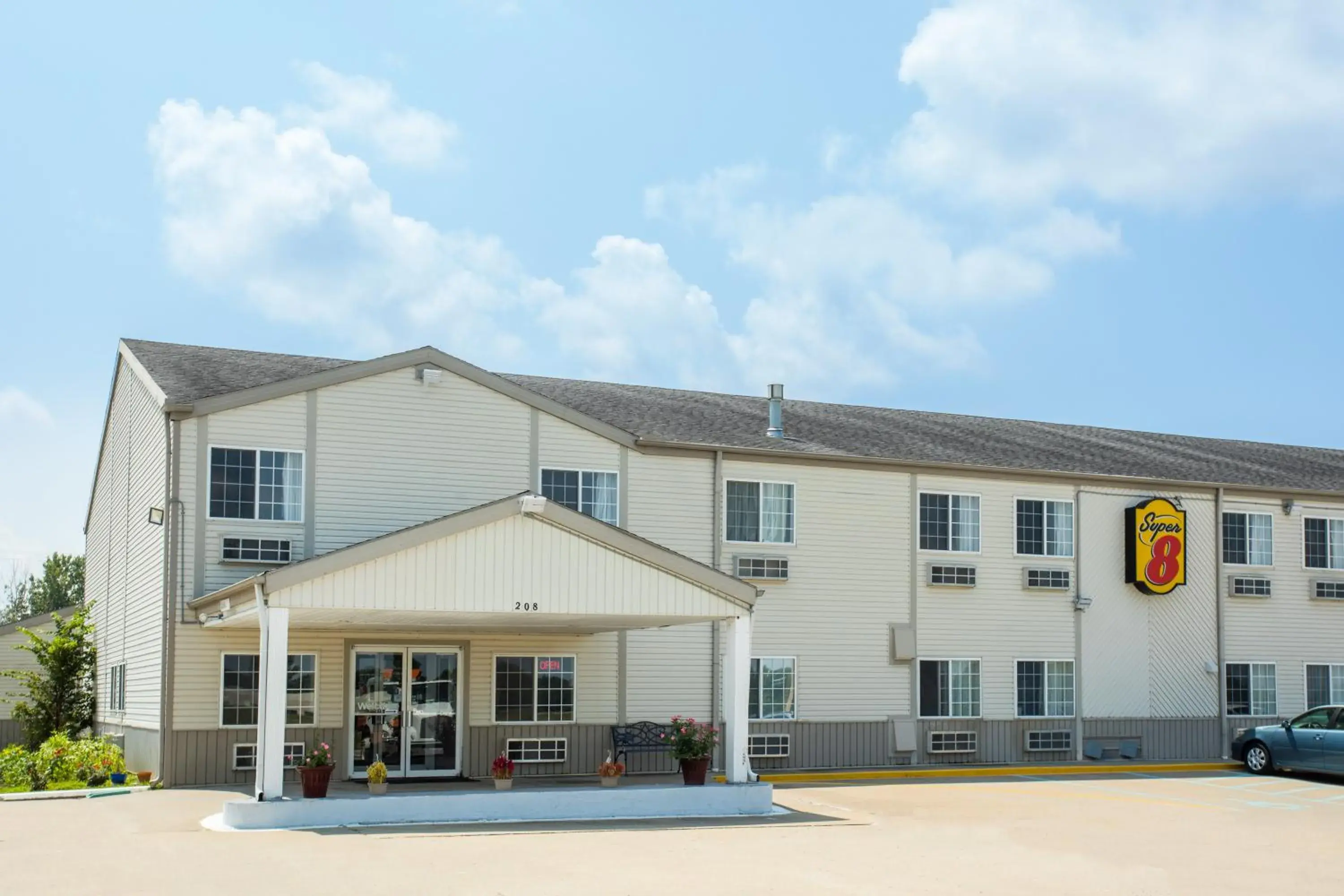 Property building in Super 8 by Wyndham Sweet Springs Property building in Super 8 by Wyndham Sweet Springs