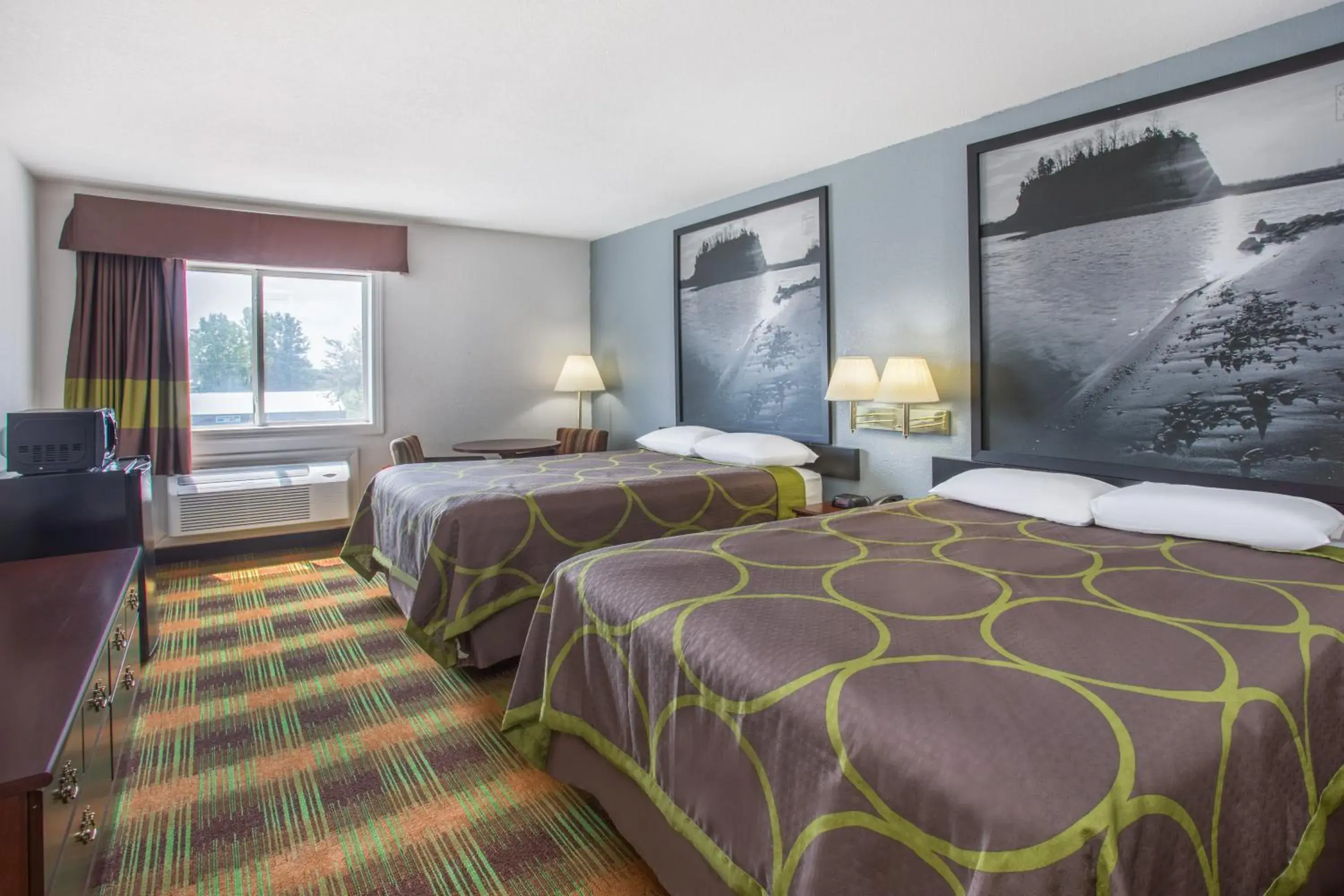 Property building, Bed in Super 8 by Wyndham Sweet Springs Property building, Bed in Super 8 by Wyndham Sweet Springs